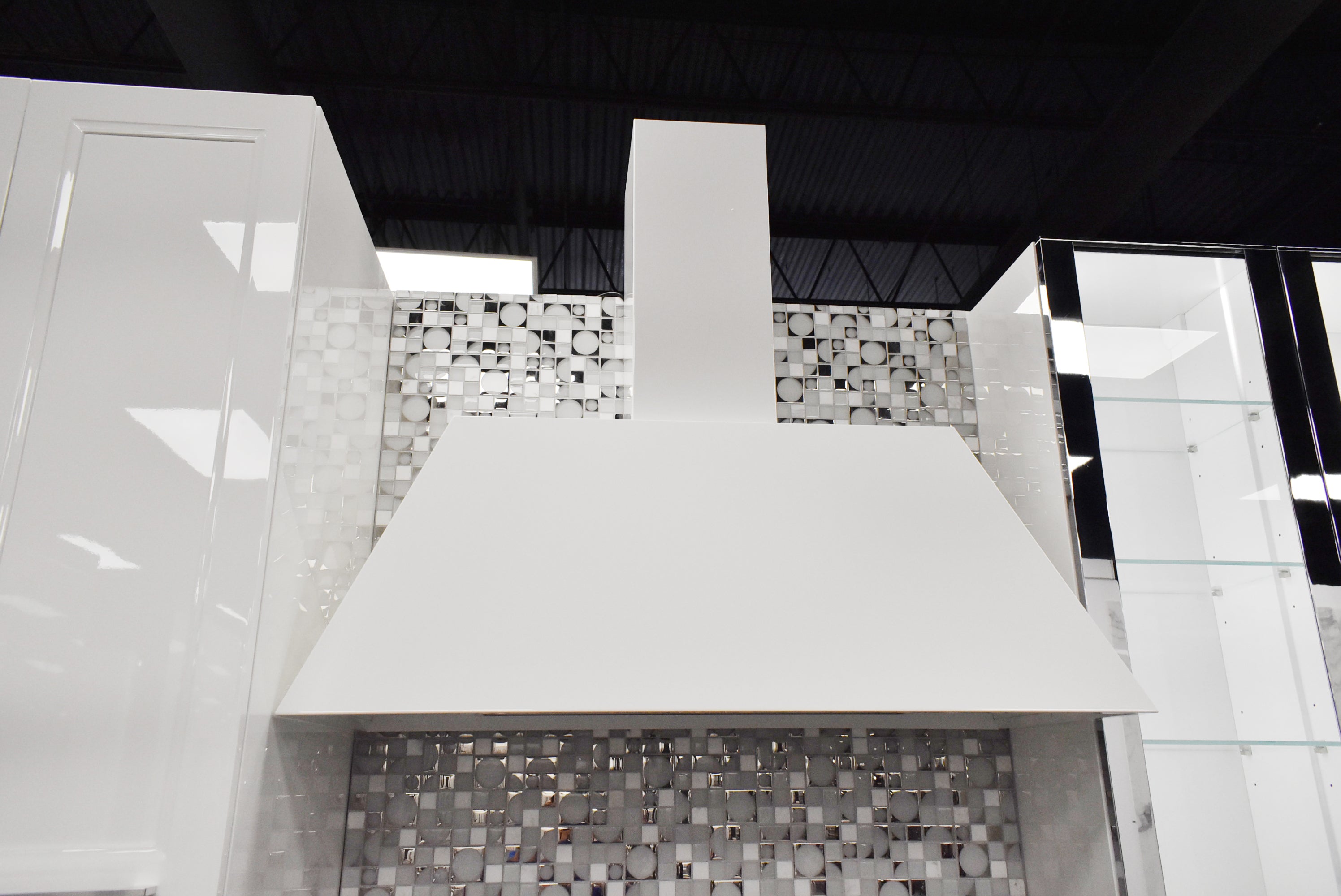 Composit Marilyn Glossy White Modern Showroom Display Kitchen