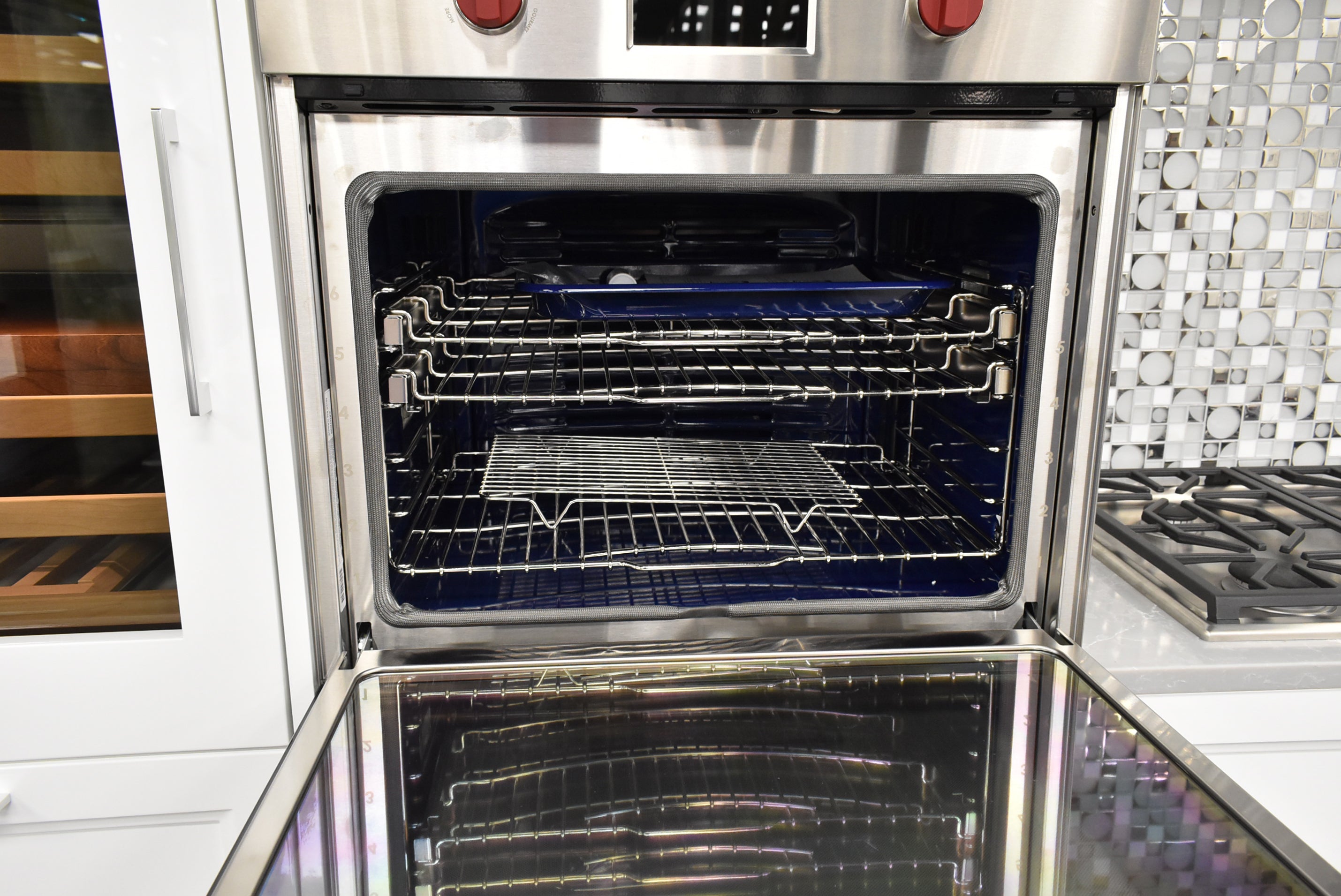 Composit Marilyn Glossy White Modern Showroom Display Kitchen