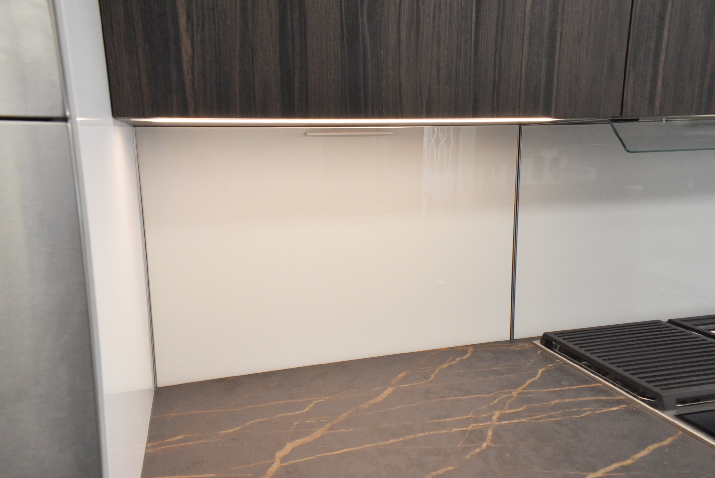 Composit Linea White Modern Showroom Display Kitchen