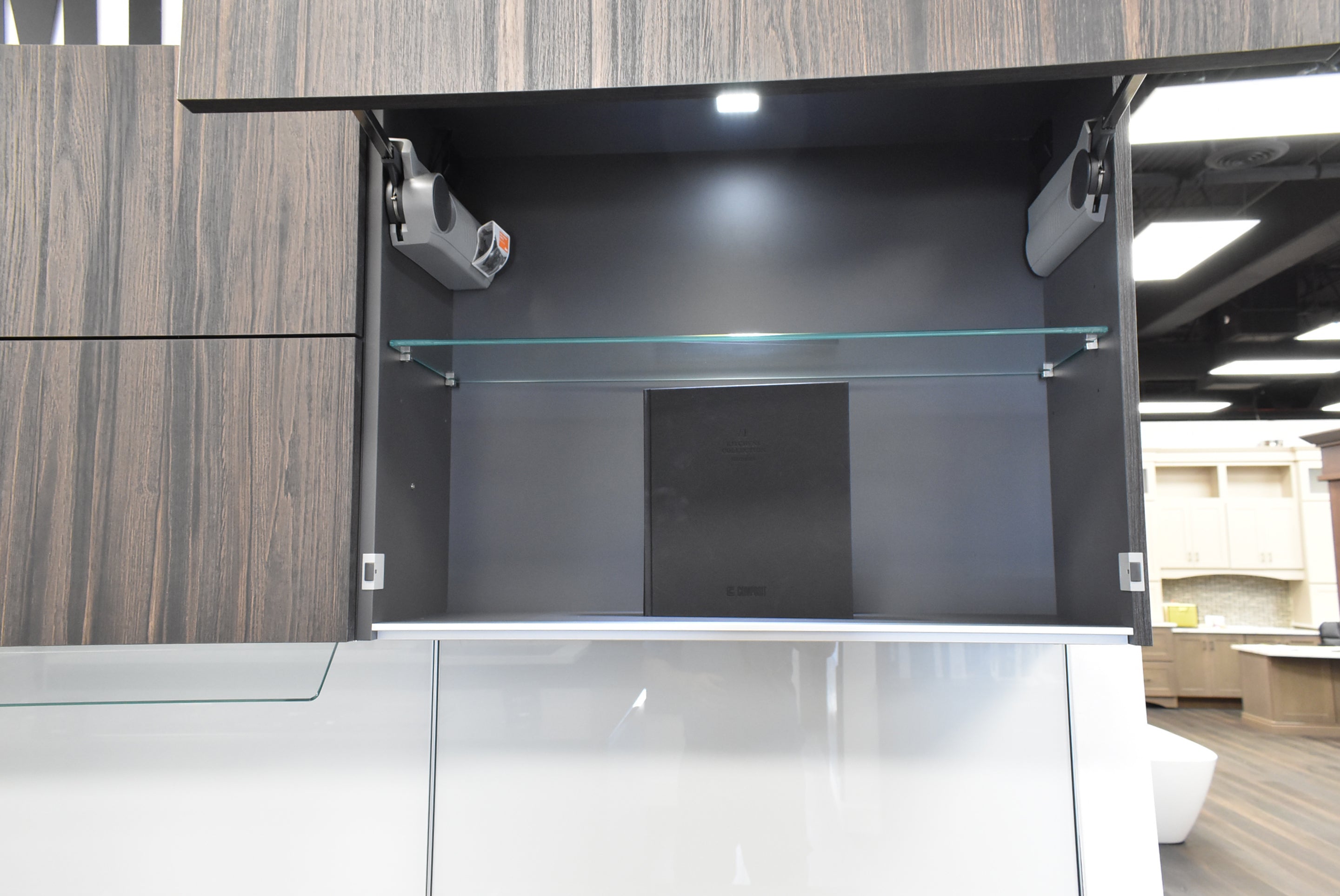 Composit Linea White Modern Showroom Display Kitchen