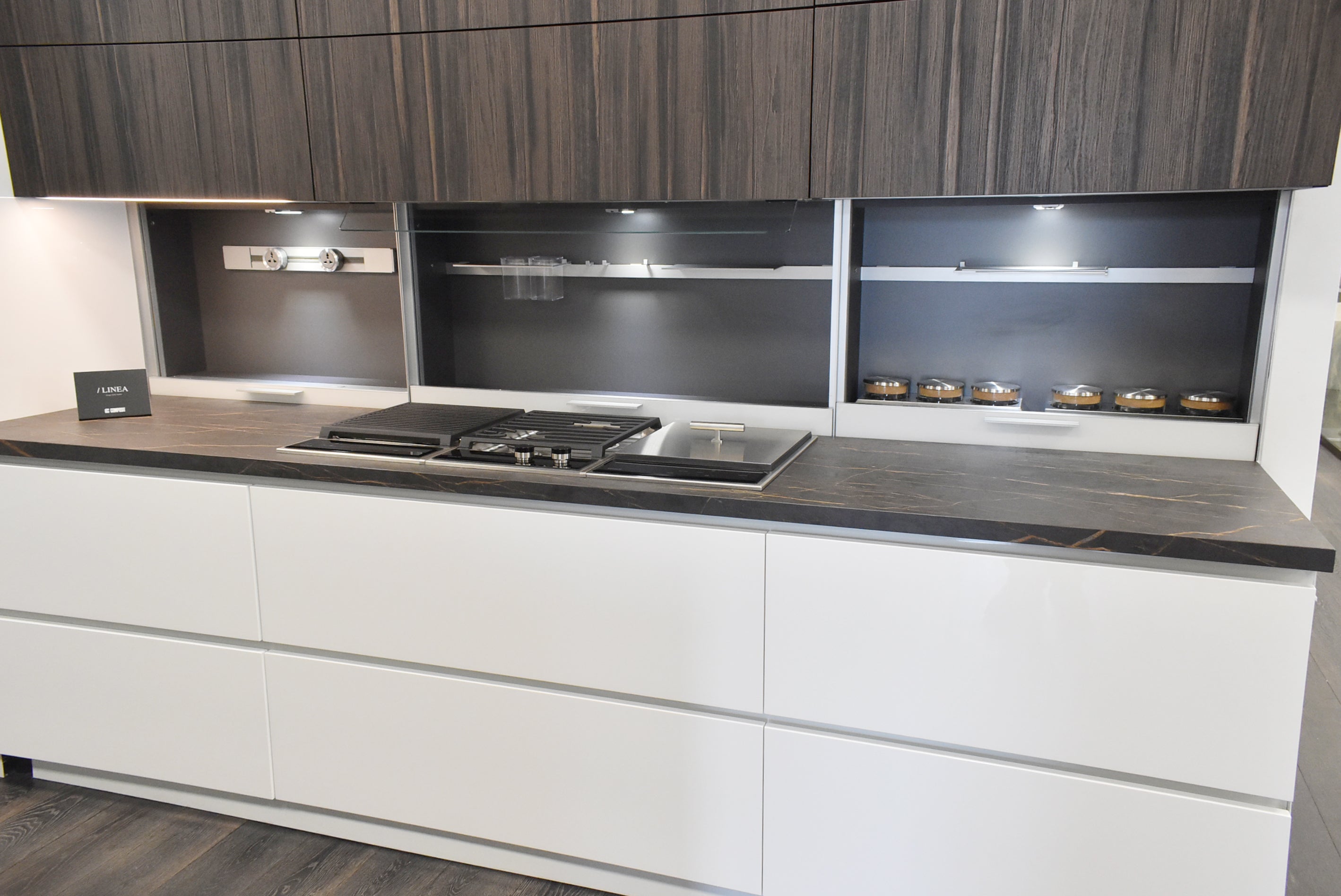 Composit Linea White Modern Showroom Display Kitchen