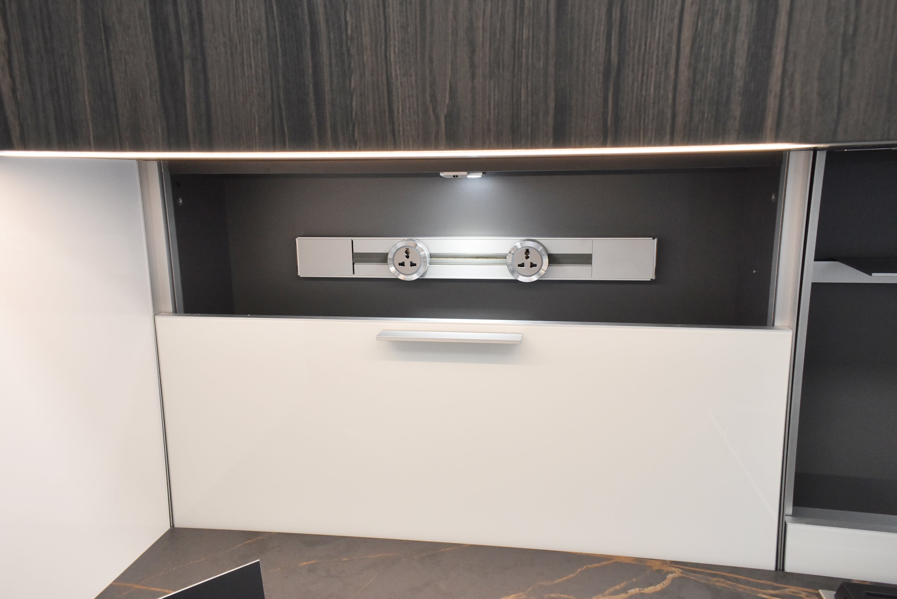 Composit Linea White Modern Showroom Display Kitchen