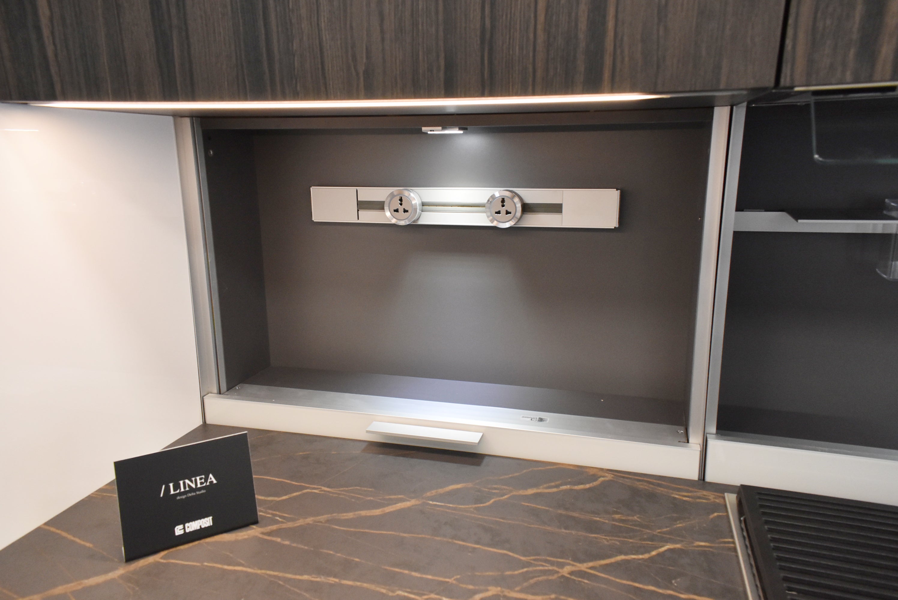 Composit Linea White Modern Showroom Display Kitchen