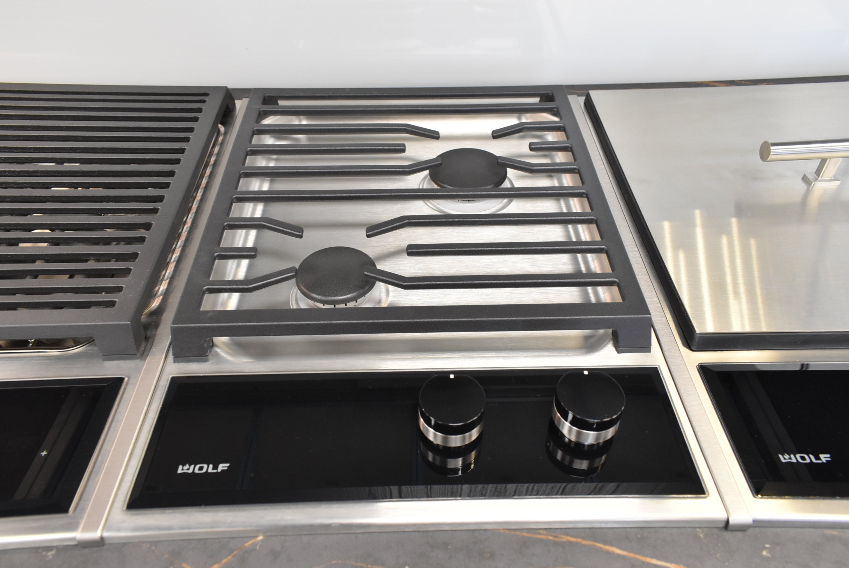 Composit Linea White Modern Showroom Display Kitchen