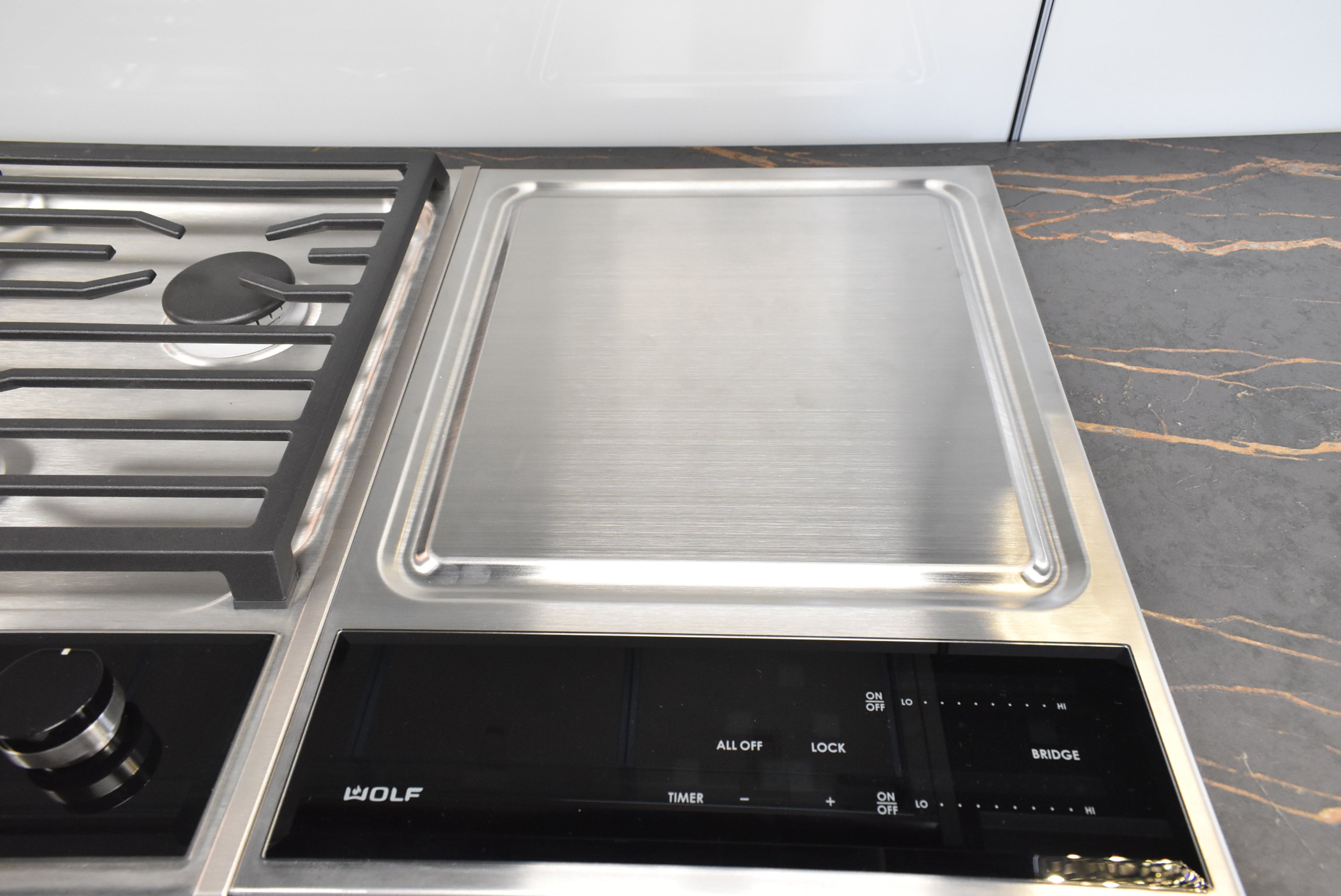 Composit Linea White Modern Showroom Display Kitchen