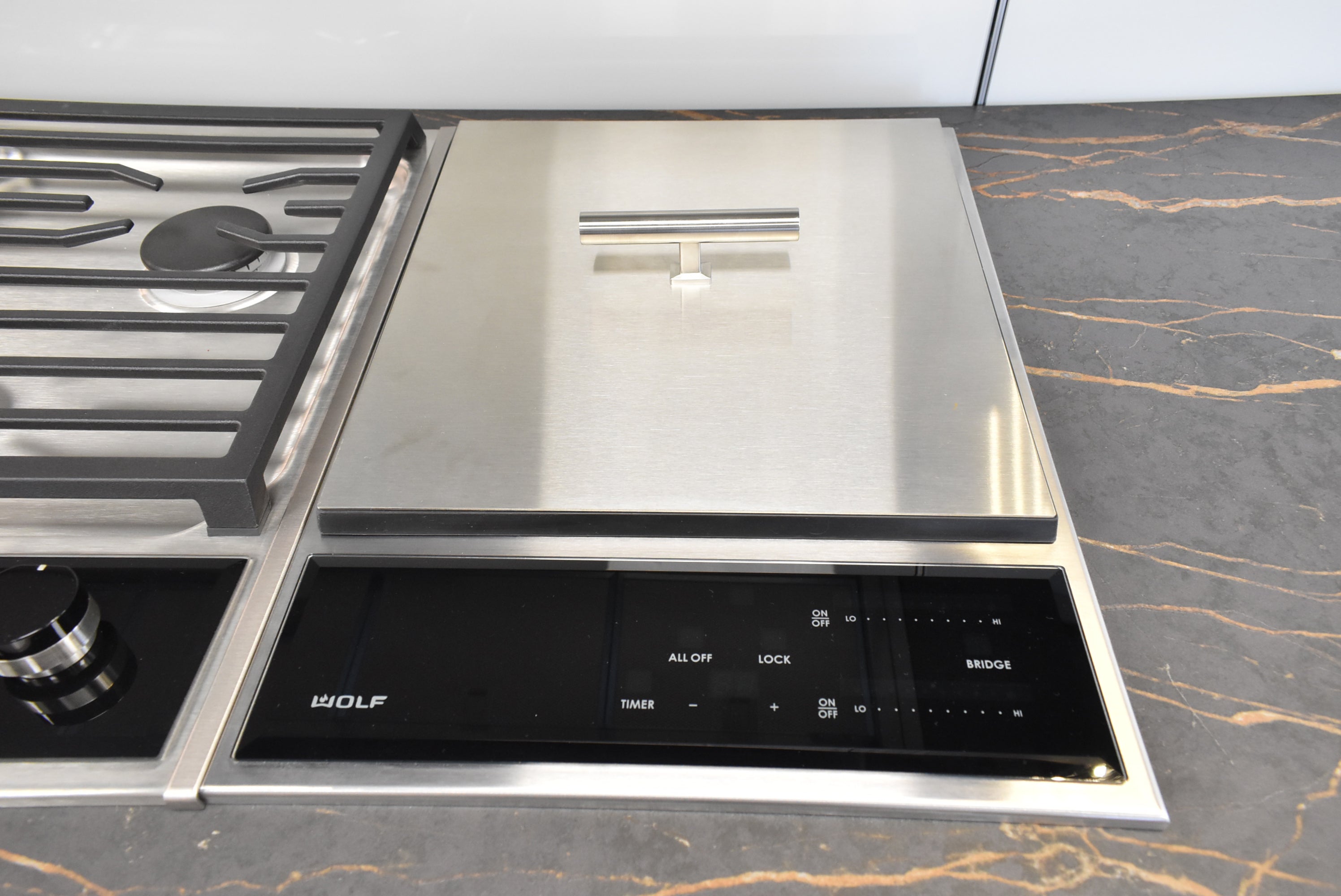 Composit Linea White Modern Showroom Display Kitchen