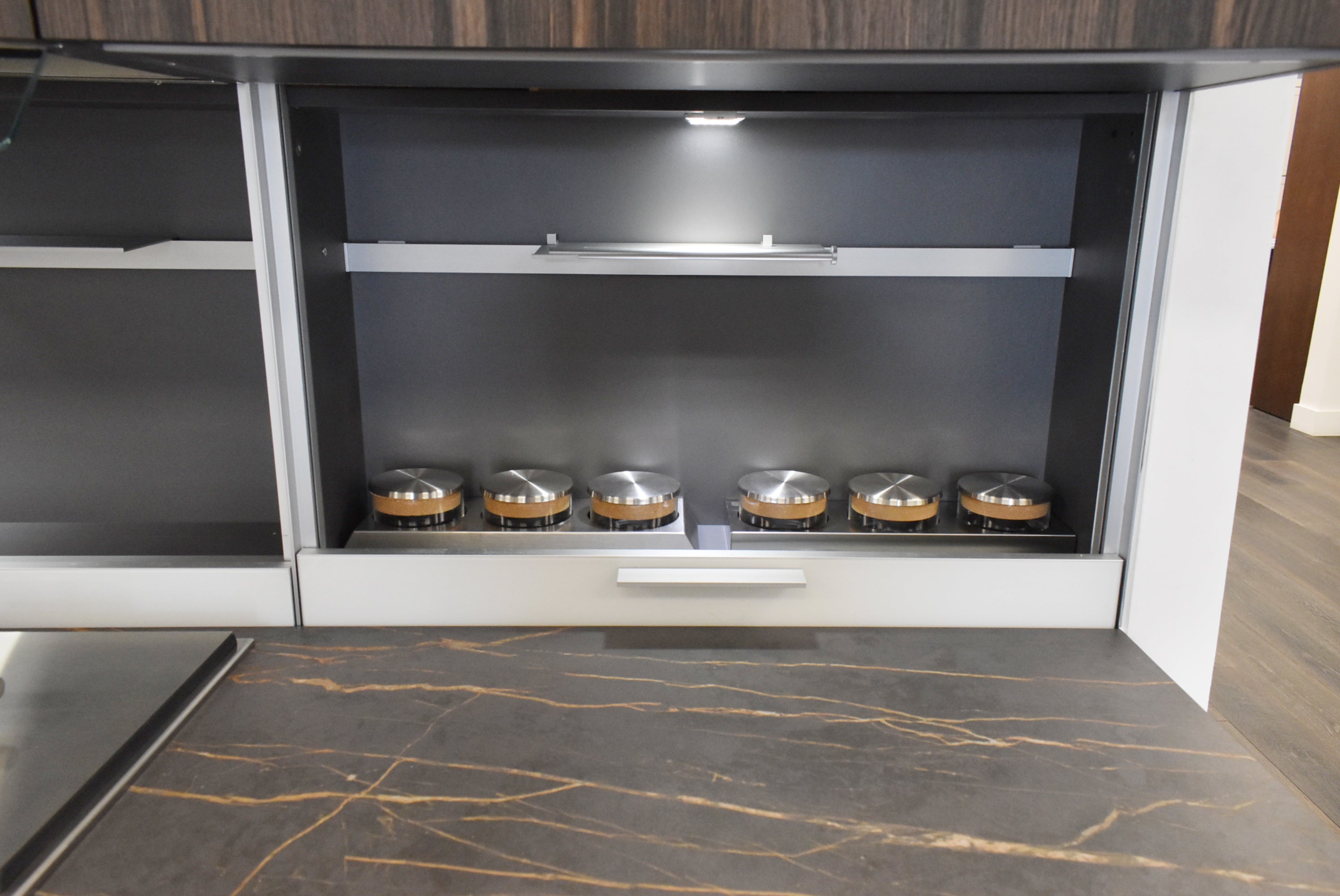 Composit Linea White Modern Showroom Display Kitchen