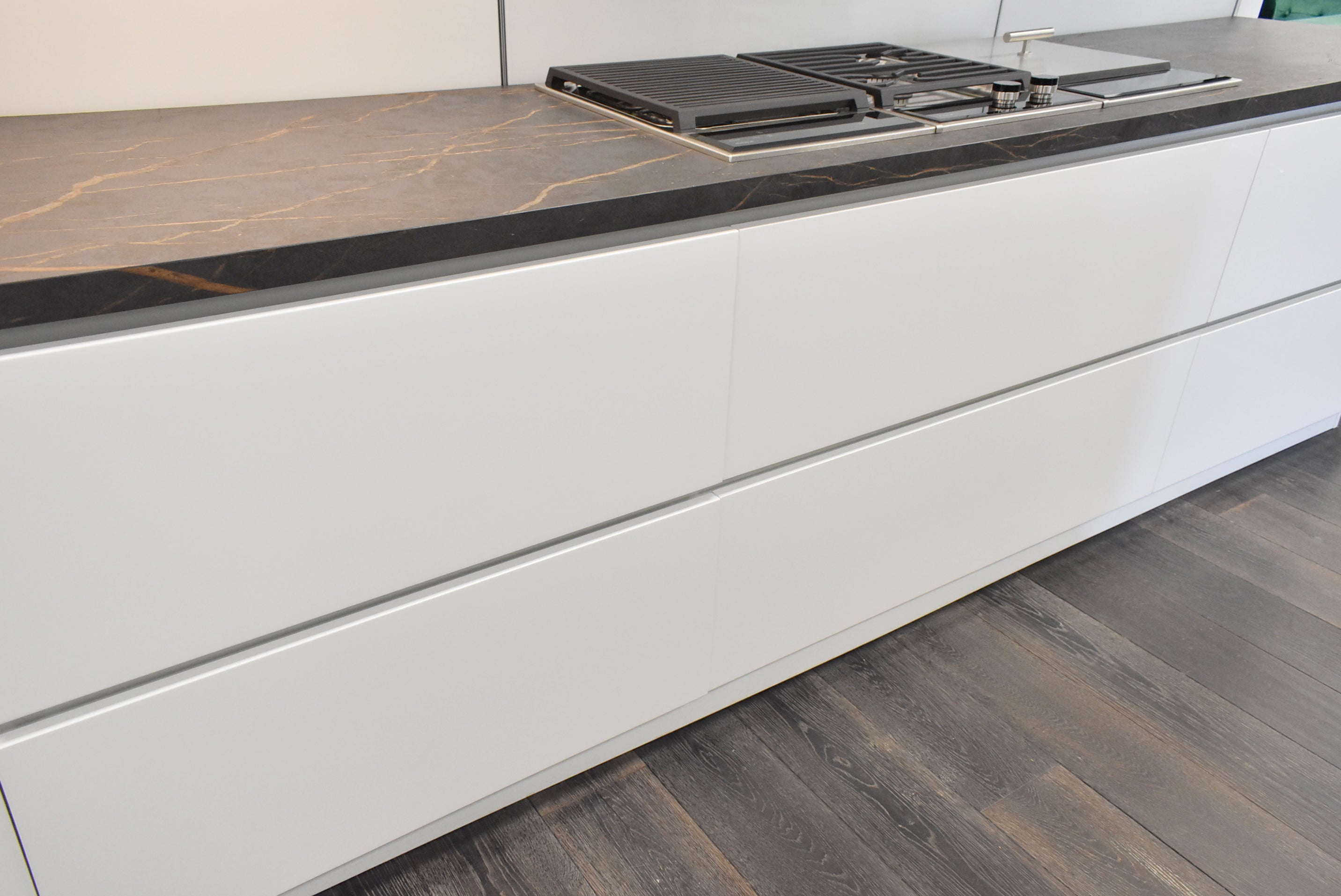 Composit Linea White Modern Showroom Display Kitchen