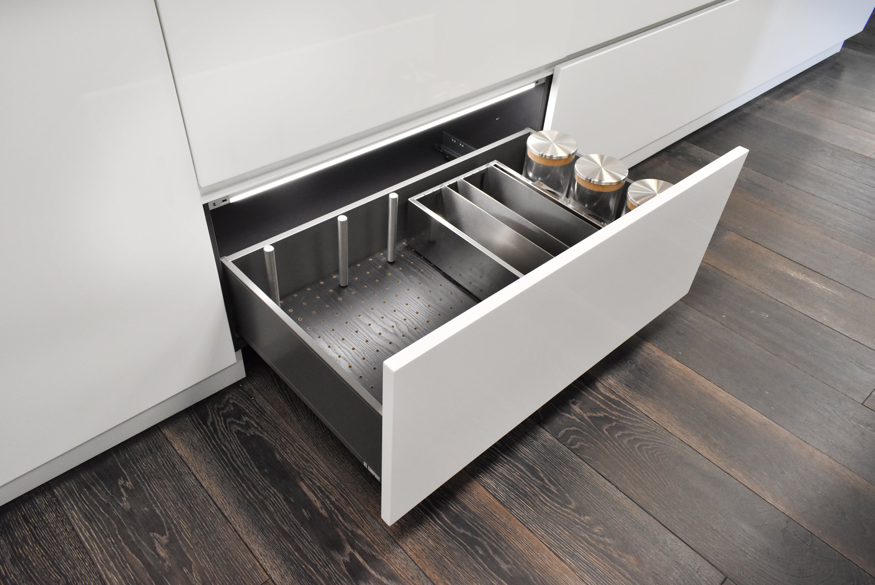 Composit Linea White Modern Showroom Display Kitchen