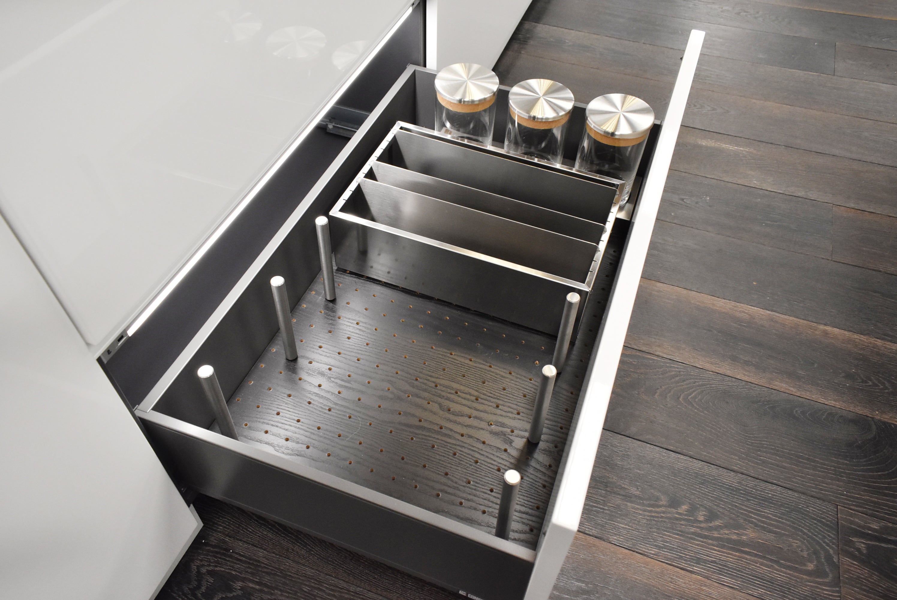 Composit Linea White Modern Showroom Display Kitchen