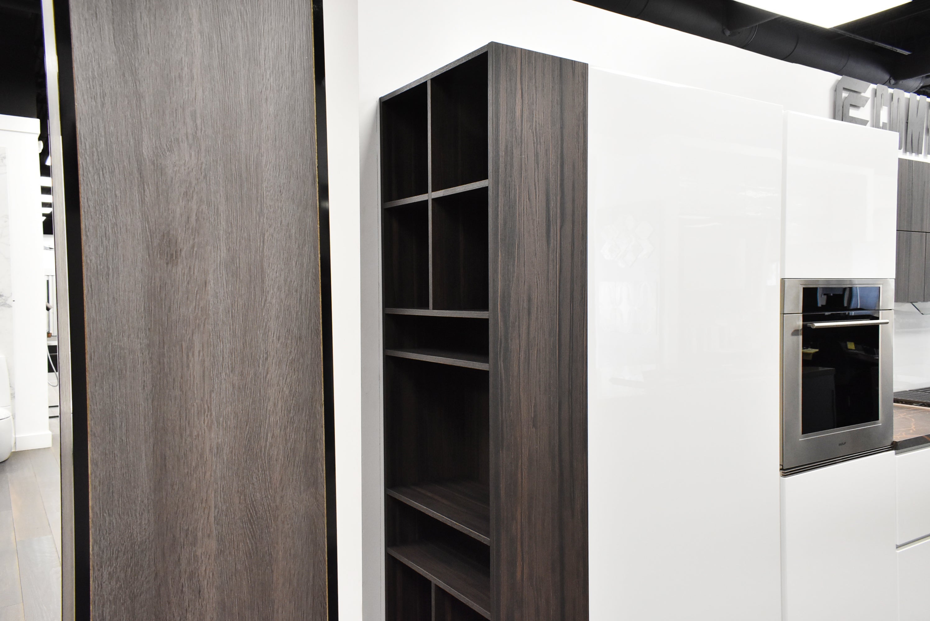 Composit Linea White Modern Showroom Display Kitchen