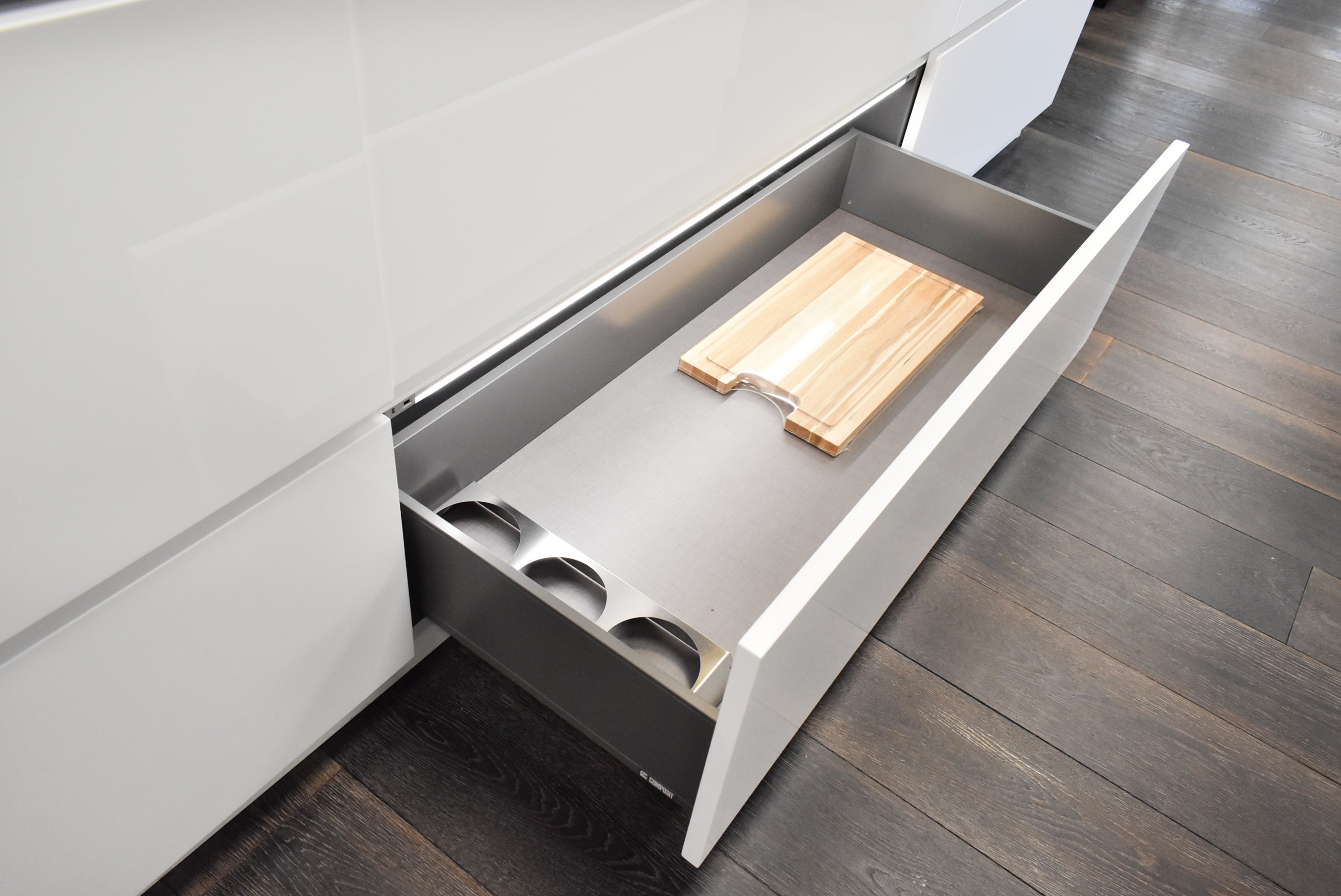 Composit Linea White Modern Showroom Display Kitchen