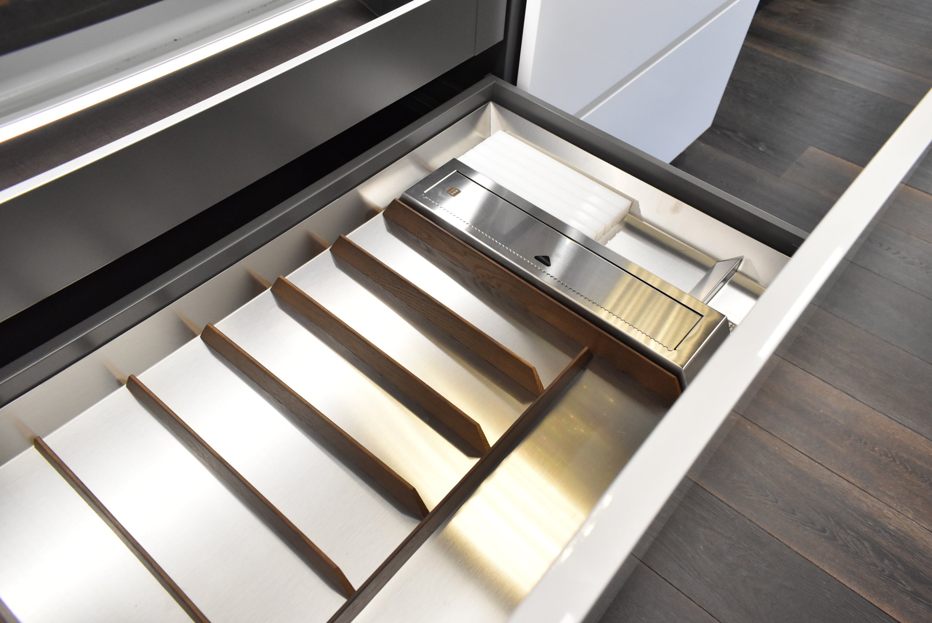 Composit Linea White Modern Showroom Display Kitchen