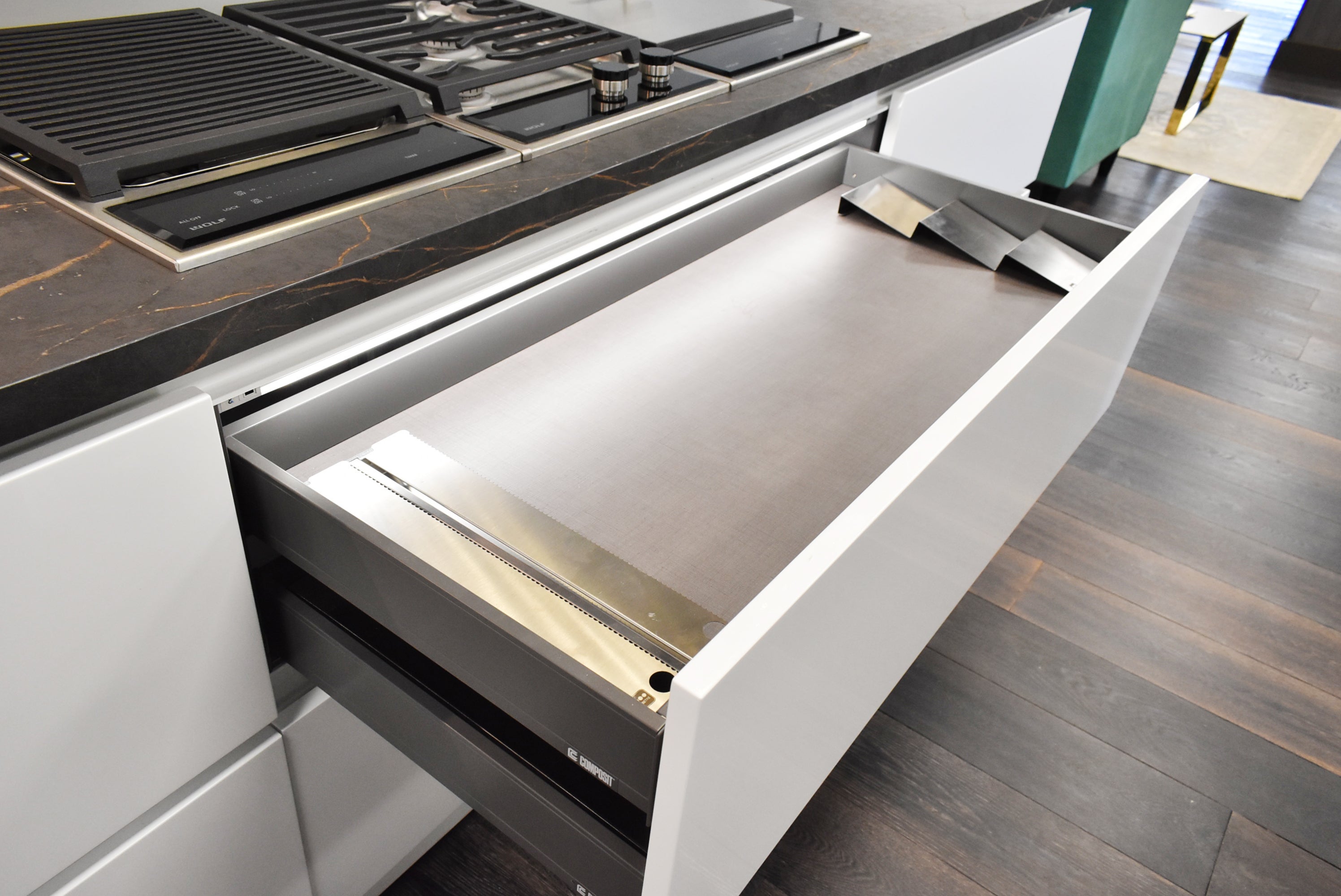 Composit Linea White Modern Showroom Display Kitchen