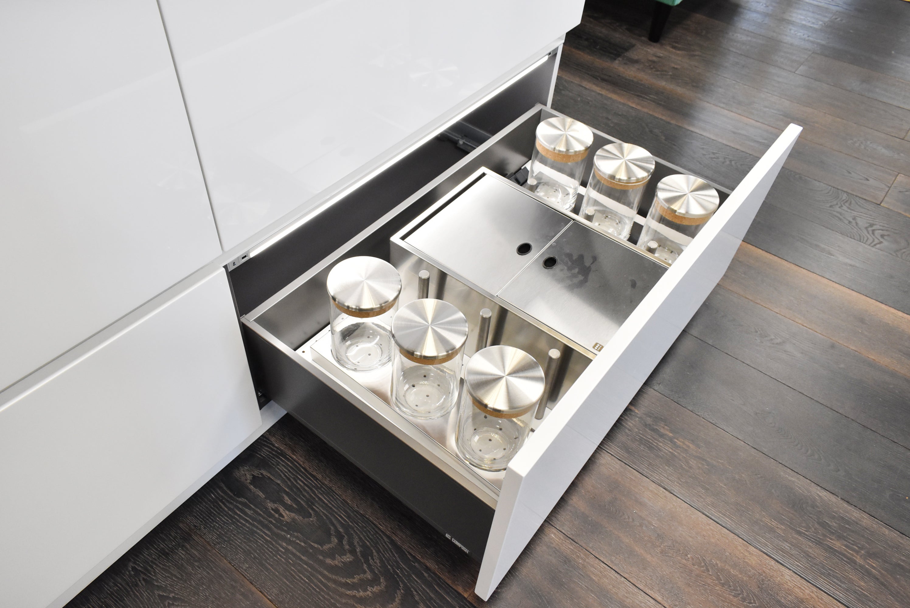 Composit Linea White Modern Showroom Display Kitchen