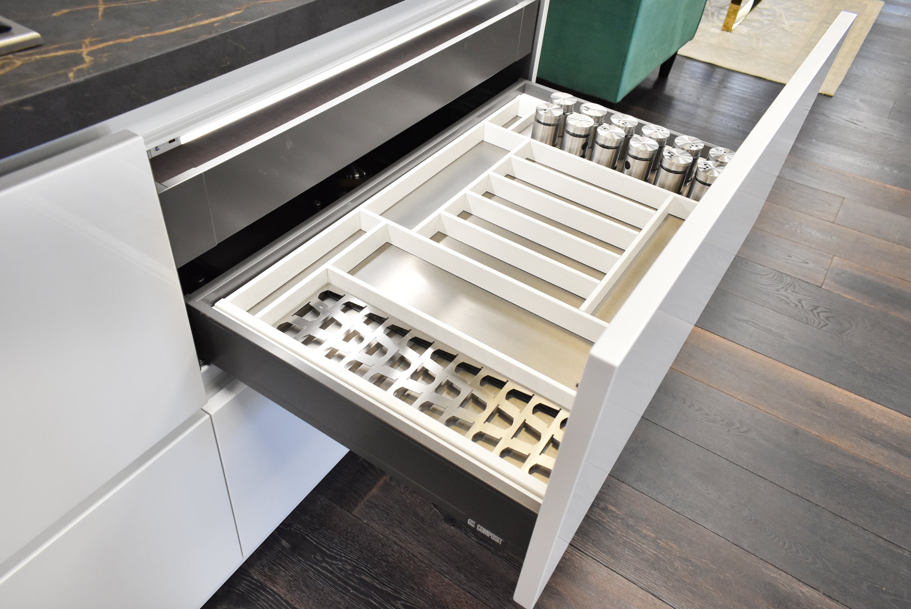 Composit Linea White Modern Showroom Display Kitchen