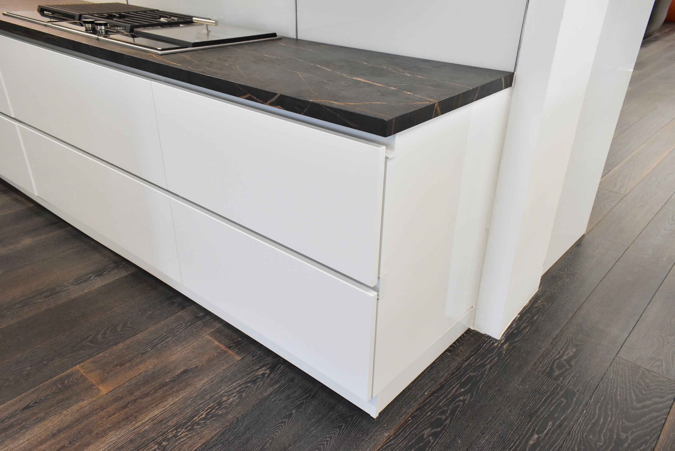 Composit Linea White Modern Showroom Display Kitchen