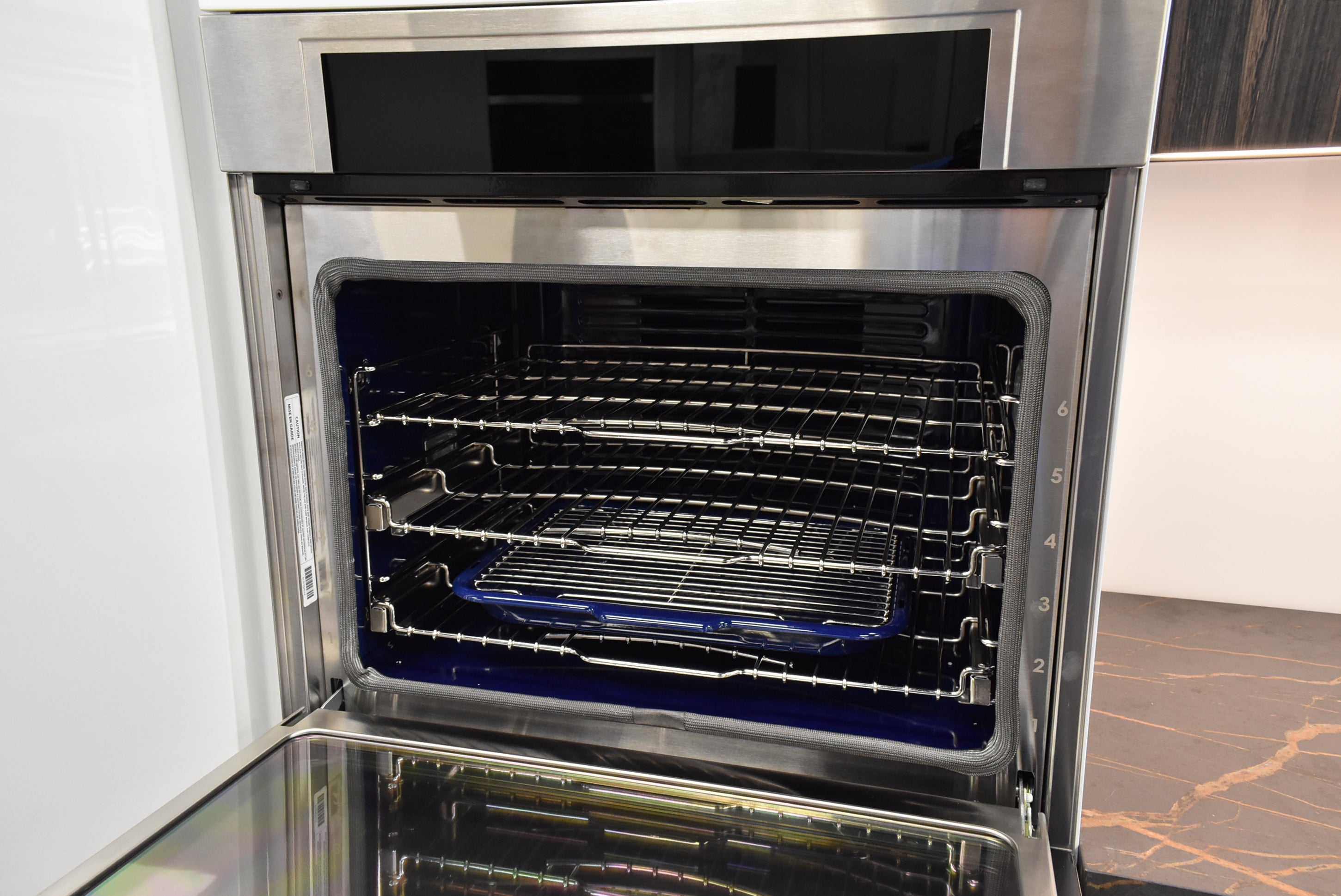 Composit Linea White Modern Showroom Display Kitchen