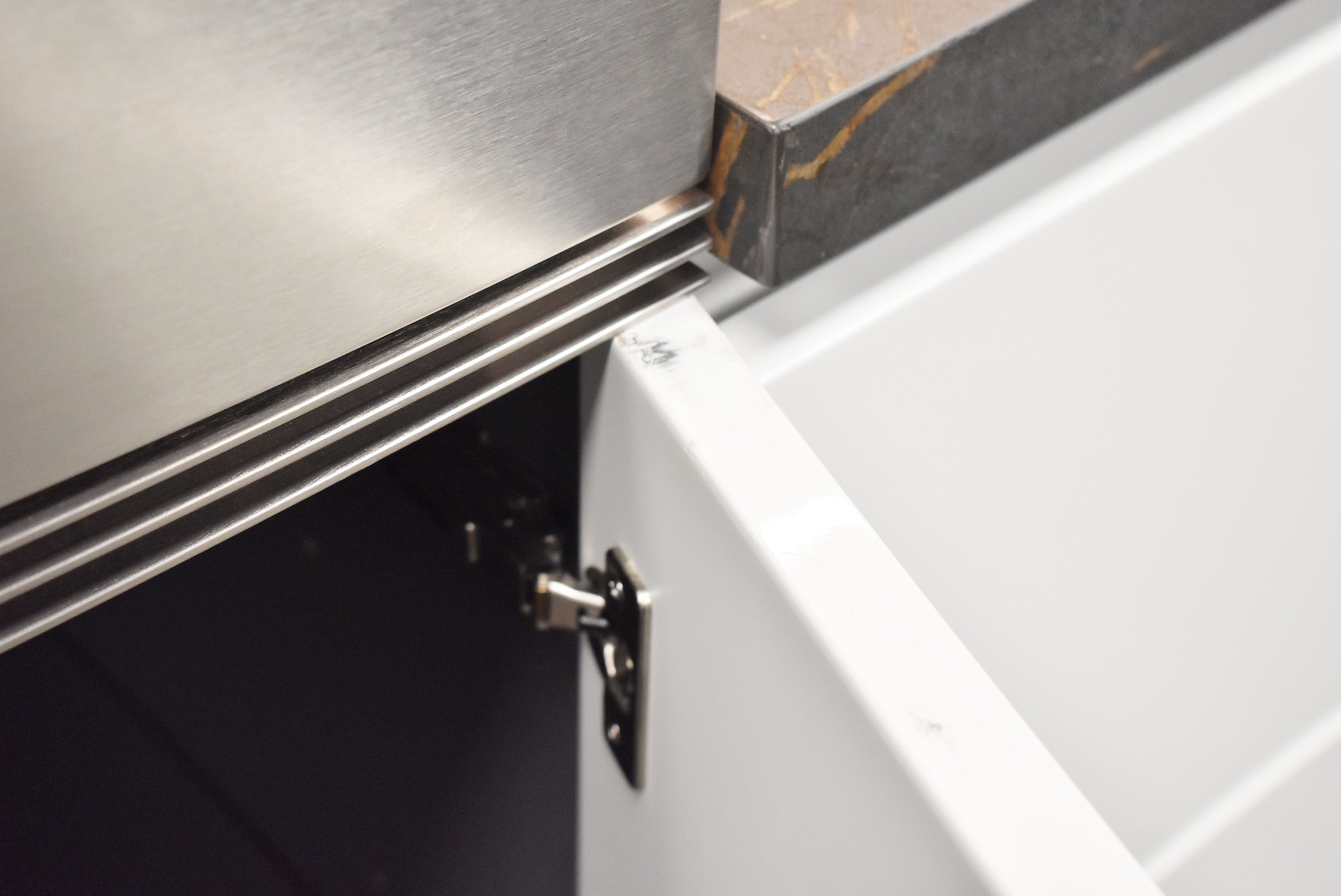 Composit Linea White Modern Showroom Display Kitchen