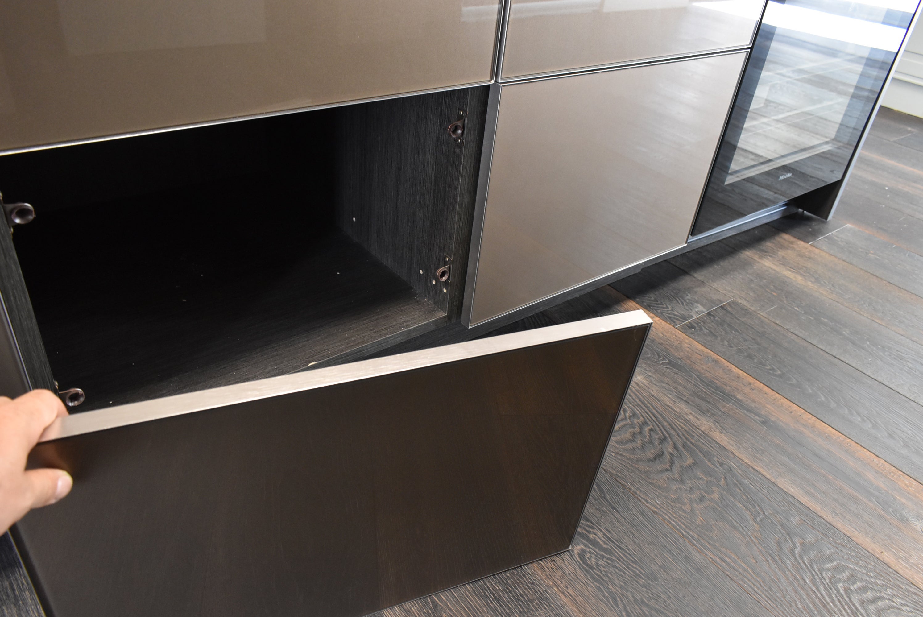 Composit Linea Touch Mocha Modern Showroom Display Kitchen