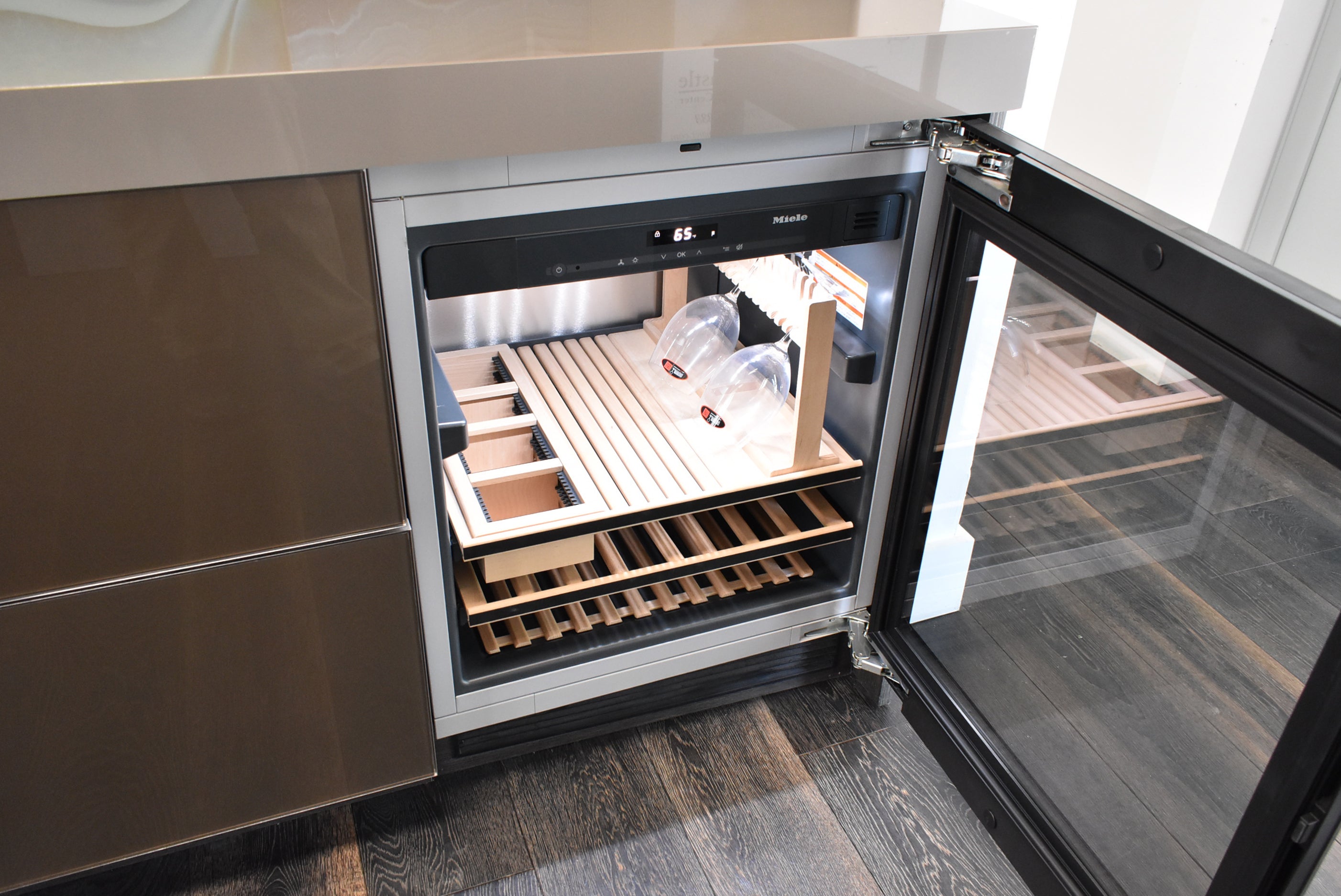 Composit Linea Touch Mocha Modern Showroom Display Kitchen