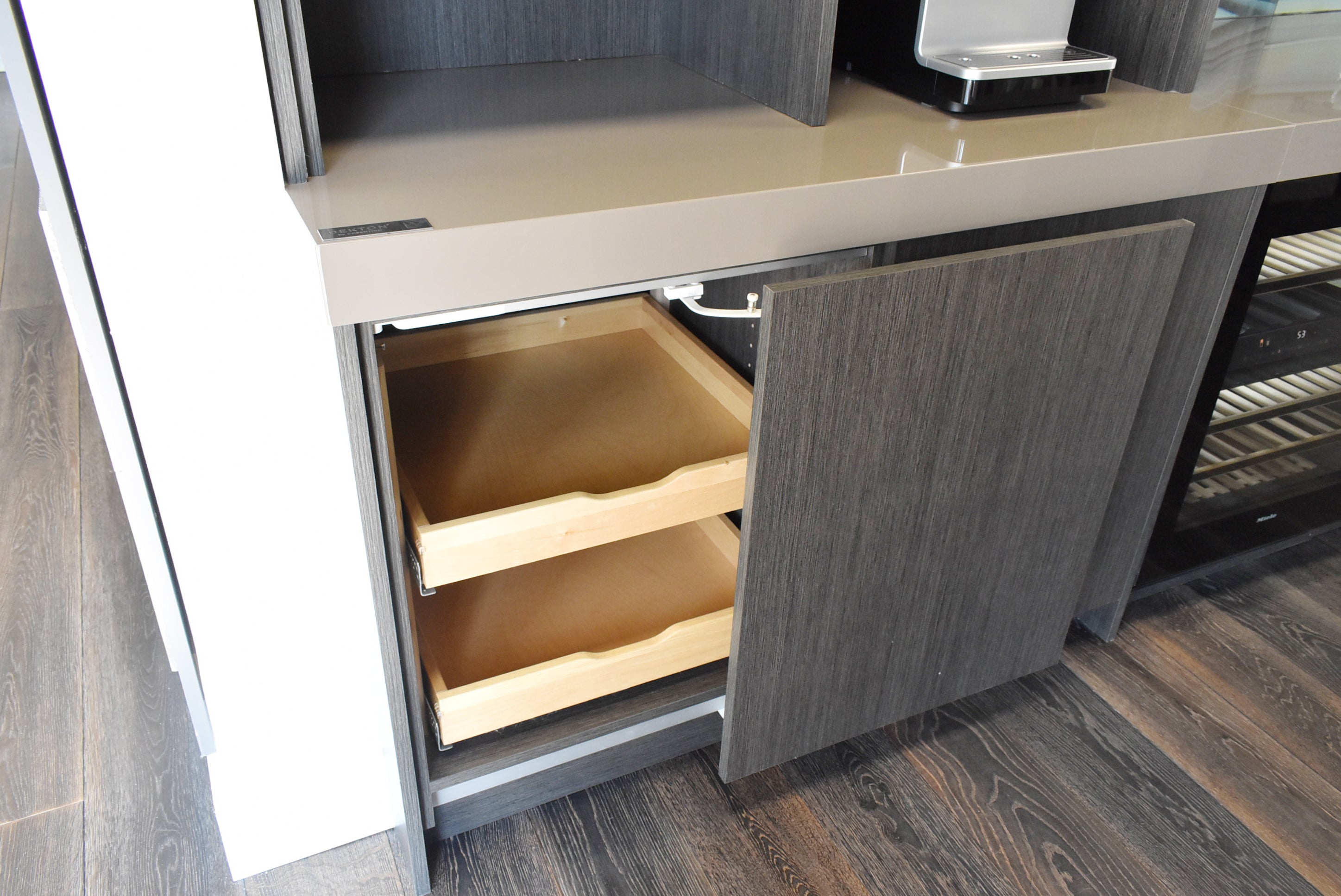 Composit Linea Touch Mocha Modern Showroom Display Kitchen