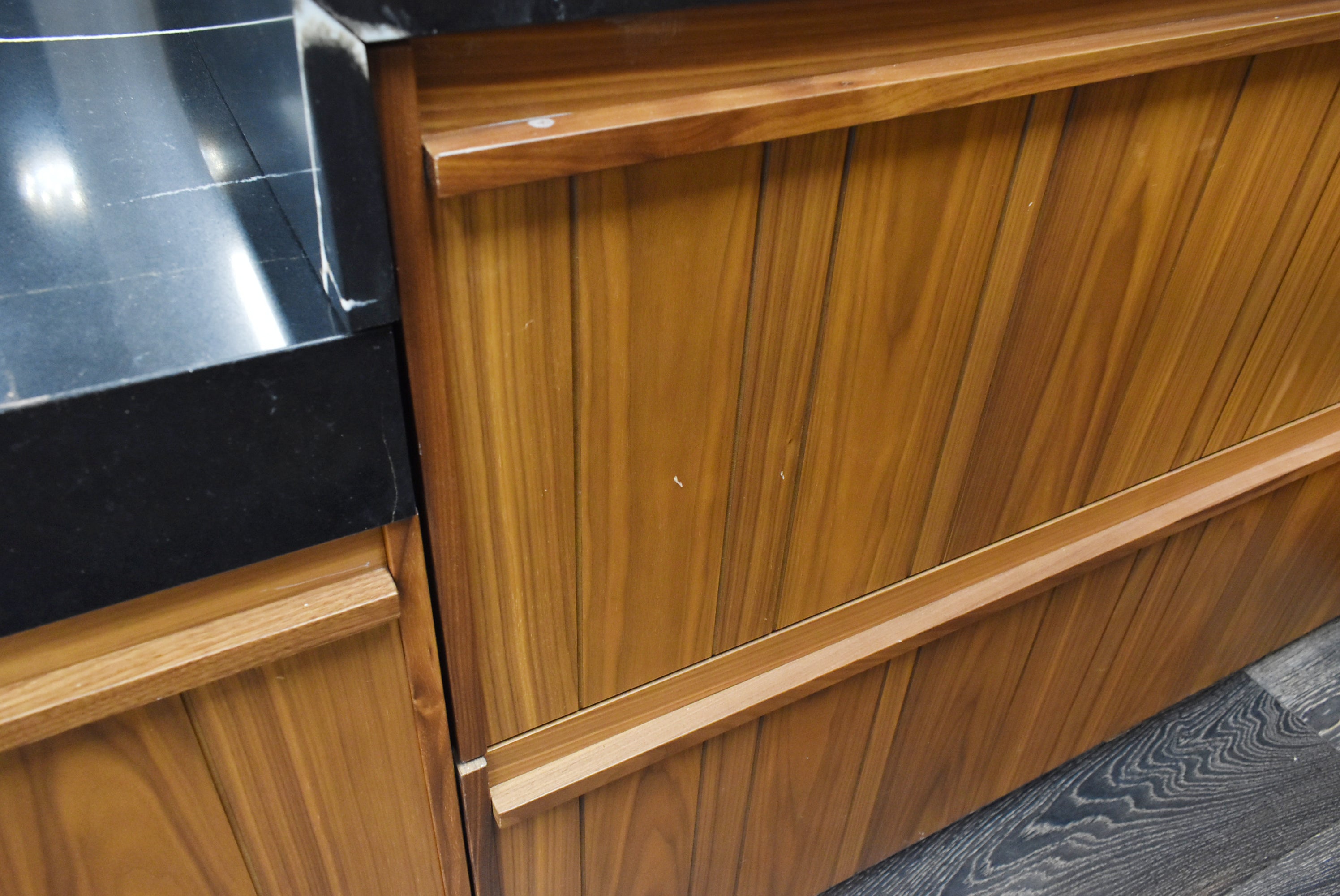 Composit Lounge Oak Transitional Showroom Display Kitchen