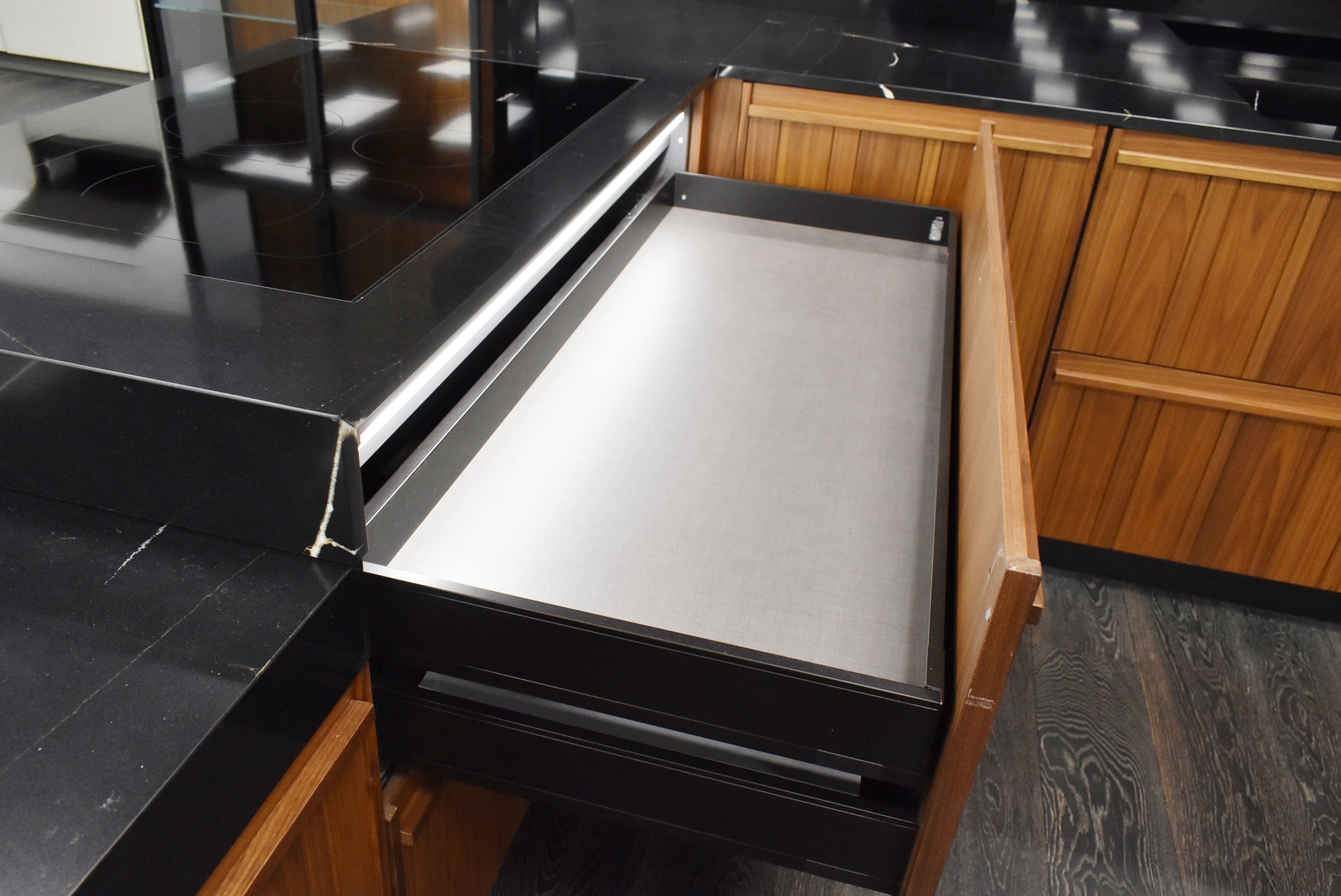 Composit Lounge Oak Transitional Showroom Display Kitchen