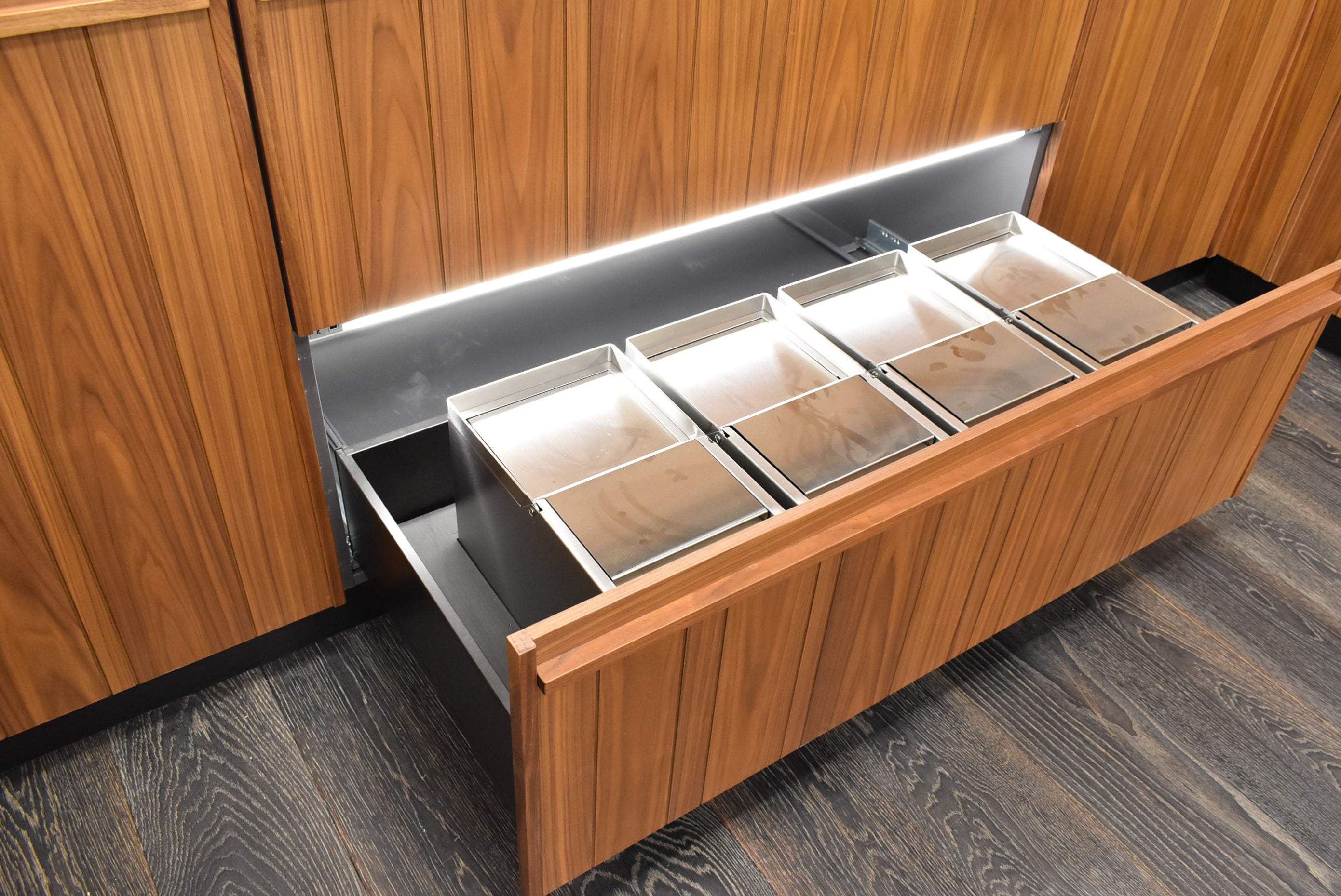 Composit Lounge Oak Transitional Showroom Display Kitchen