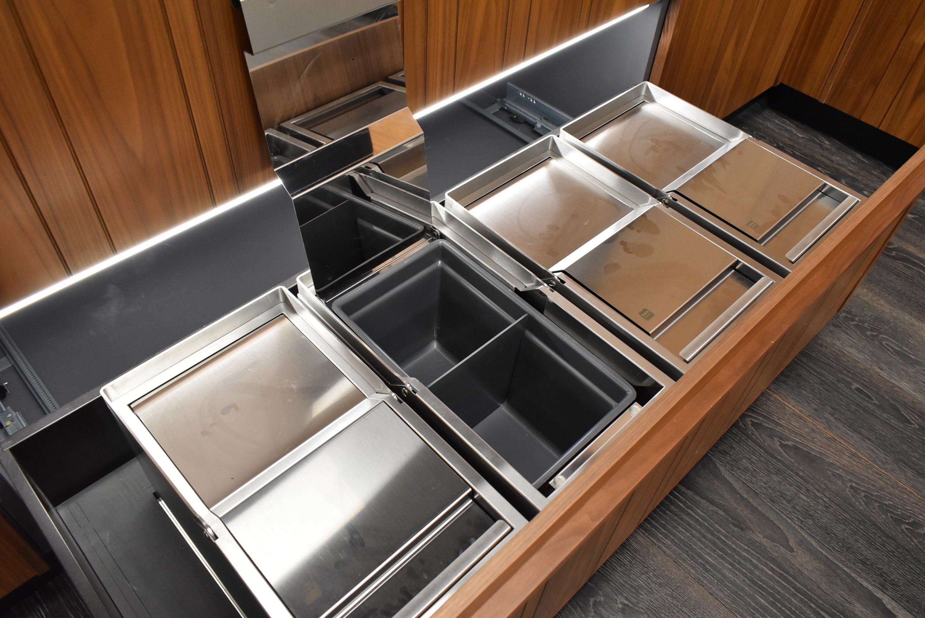 Composit Lounge Oak Transitional Showroom Display Kitchen