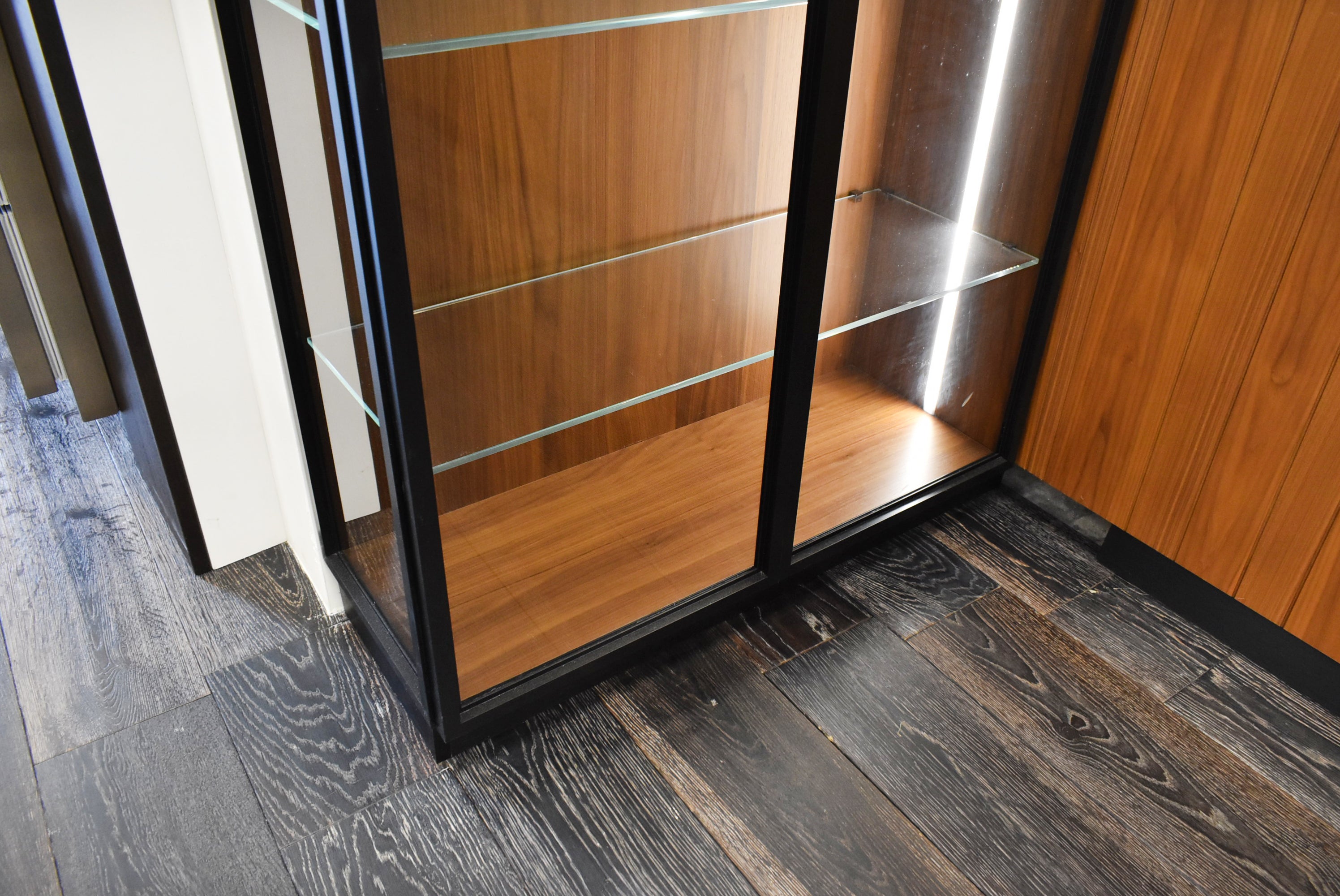 Composit Lounge Oak Transitional Showroom Display Kitchen