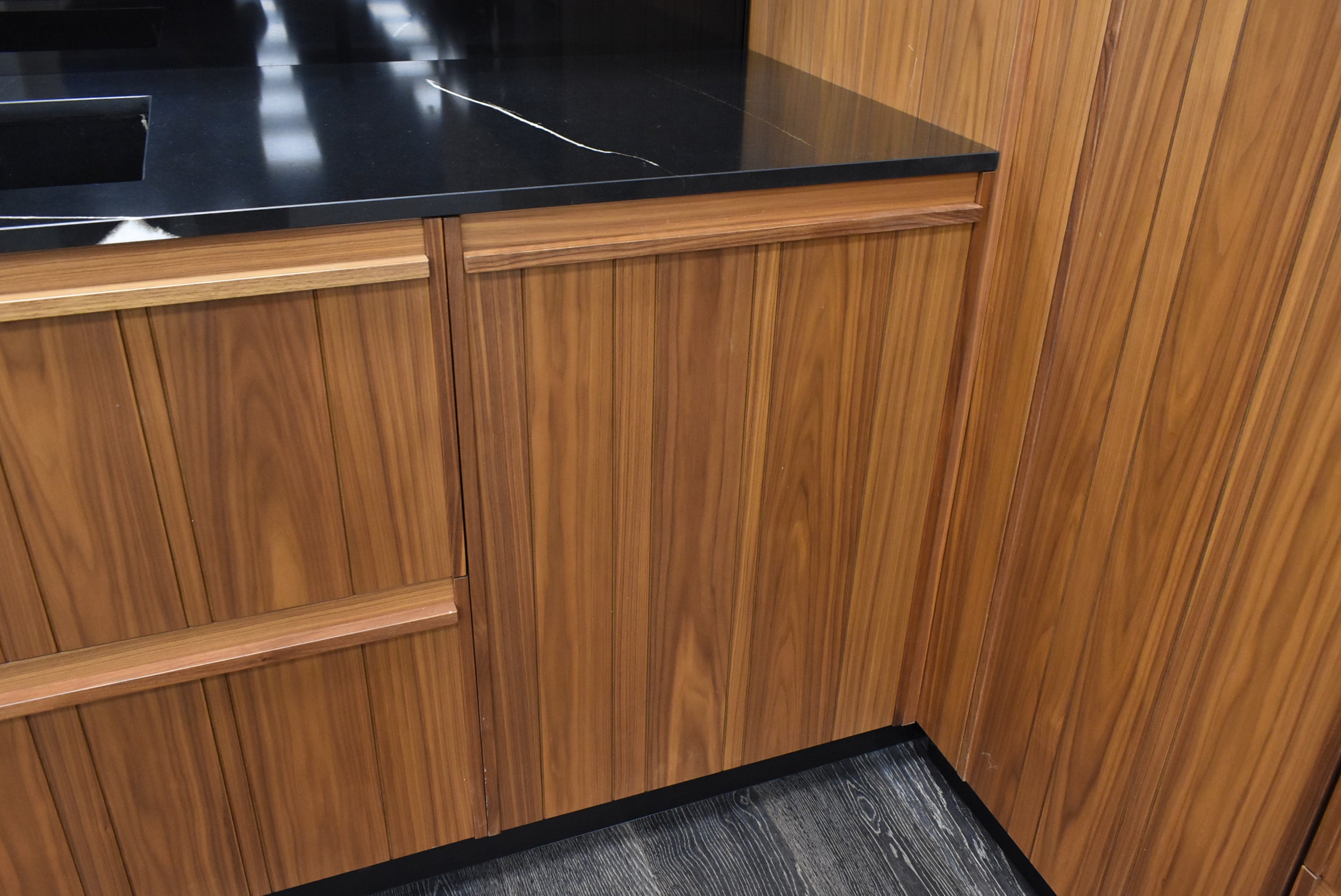 Composit Lounge Oak Transitional Showroom Display Kitchen