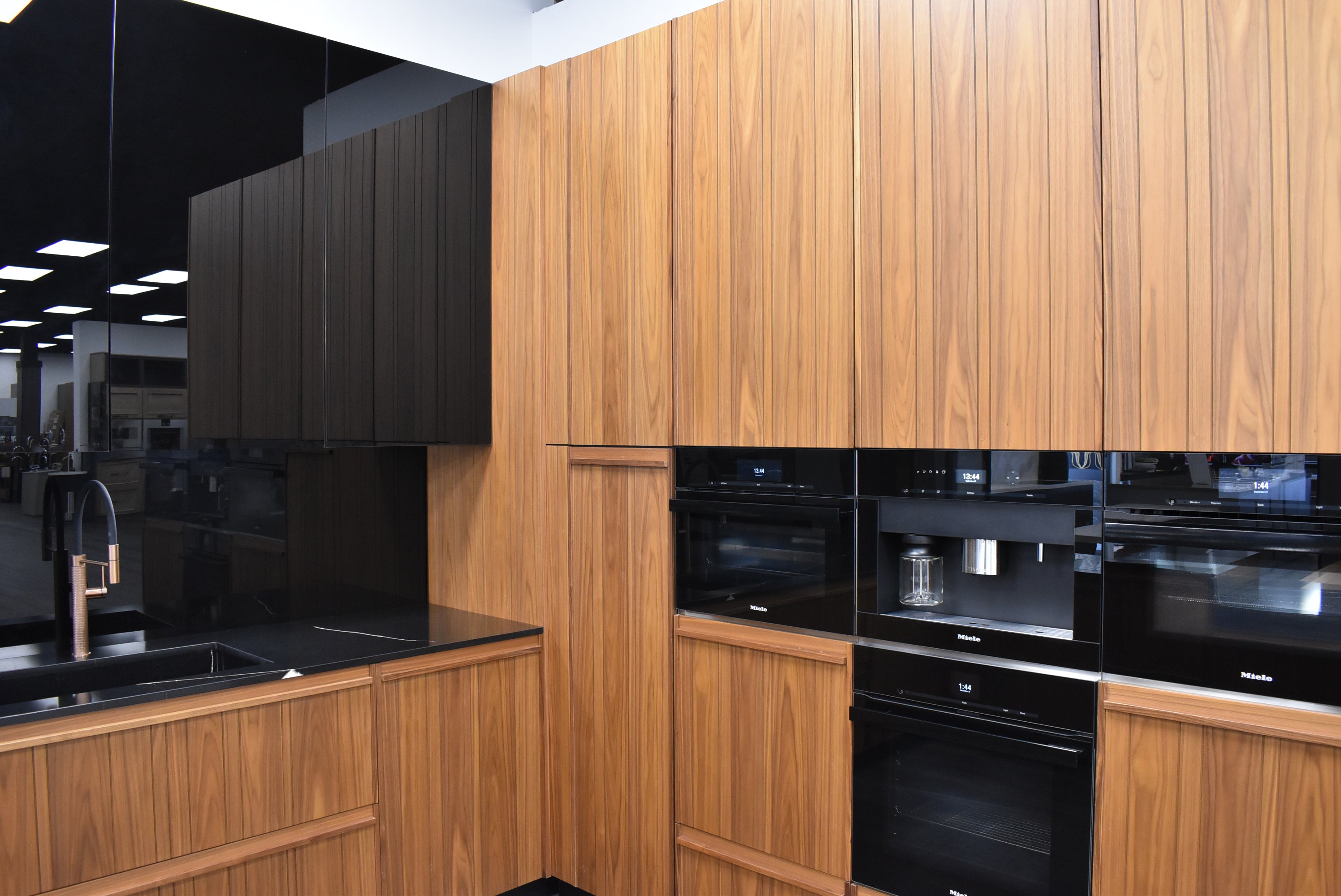 Composit Lounge Oak Transitional Showroom Display Kitchen