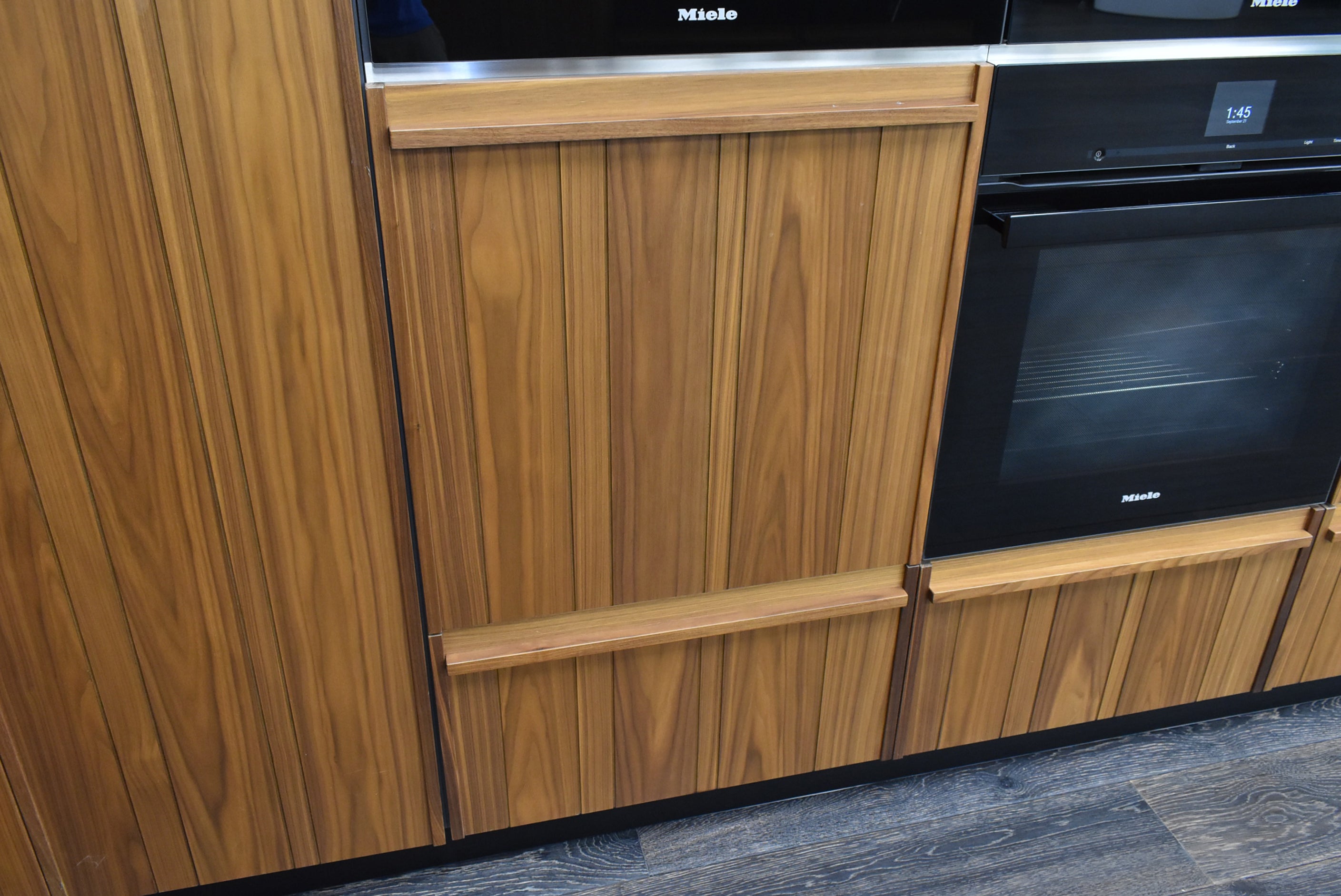 Composit Lounge Oak Transitional Showroom Display Kitchen