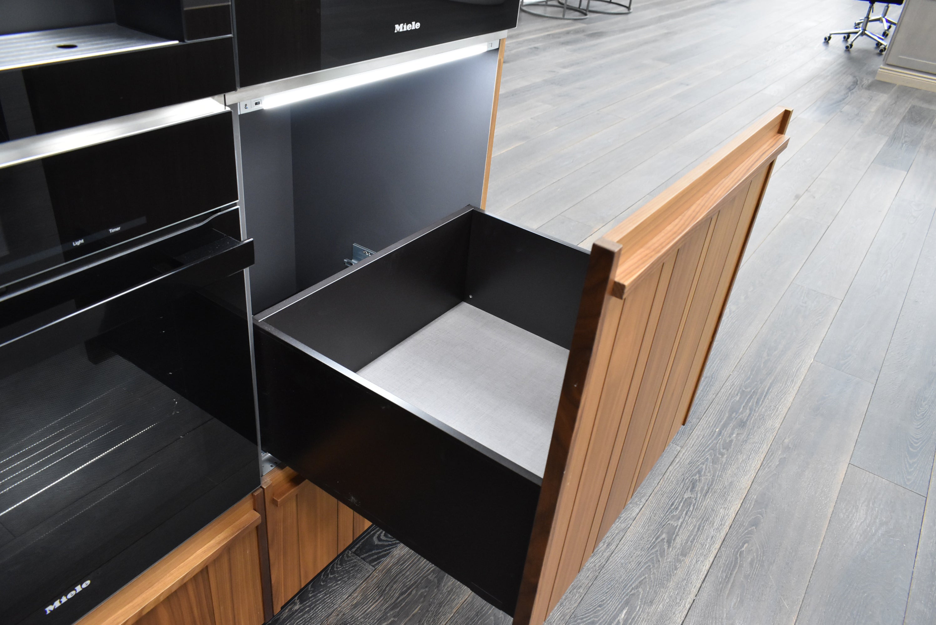 Composit Lounge Oak Transitional Showroom Display Kitchen