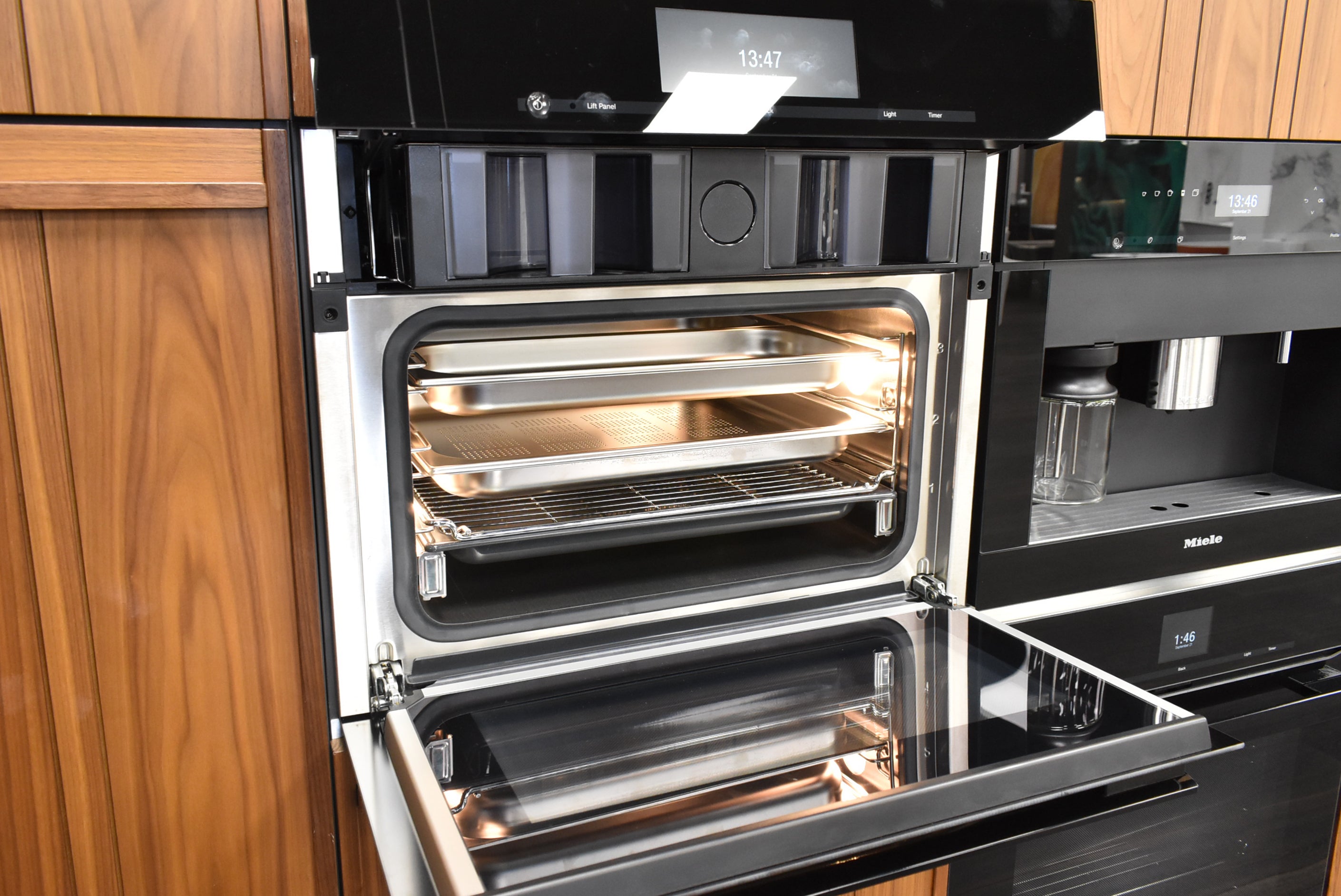 Composit Lounge Oak Transitional Showroom Display Kitchen