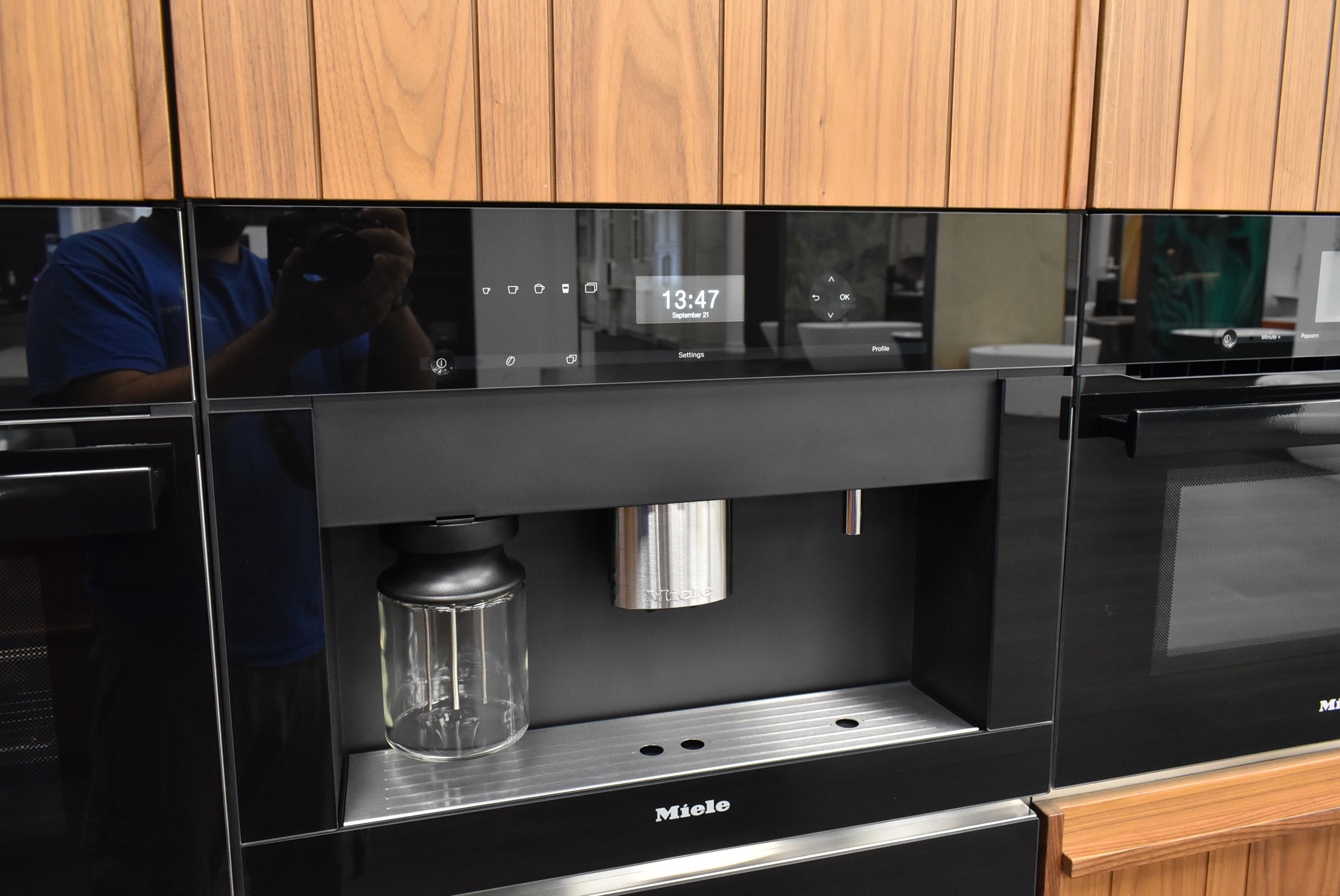 Composit Lounge Oak Transitional Showroom Display Kitchen