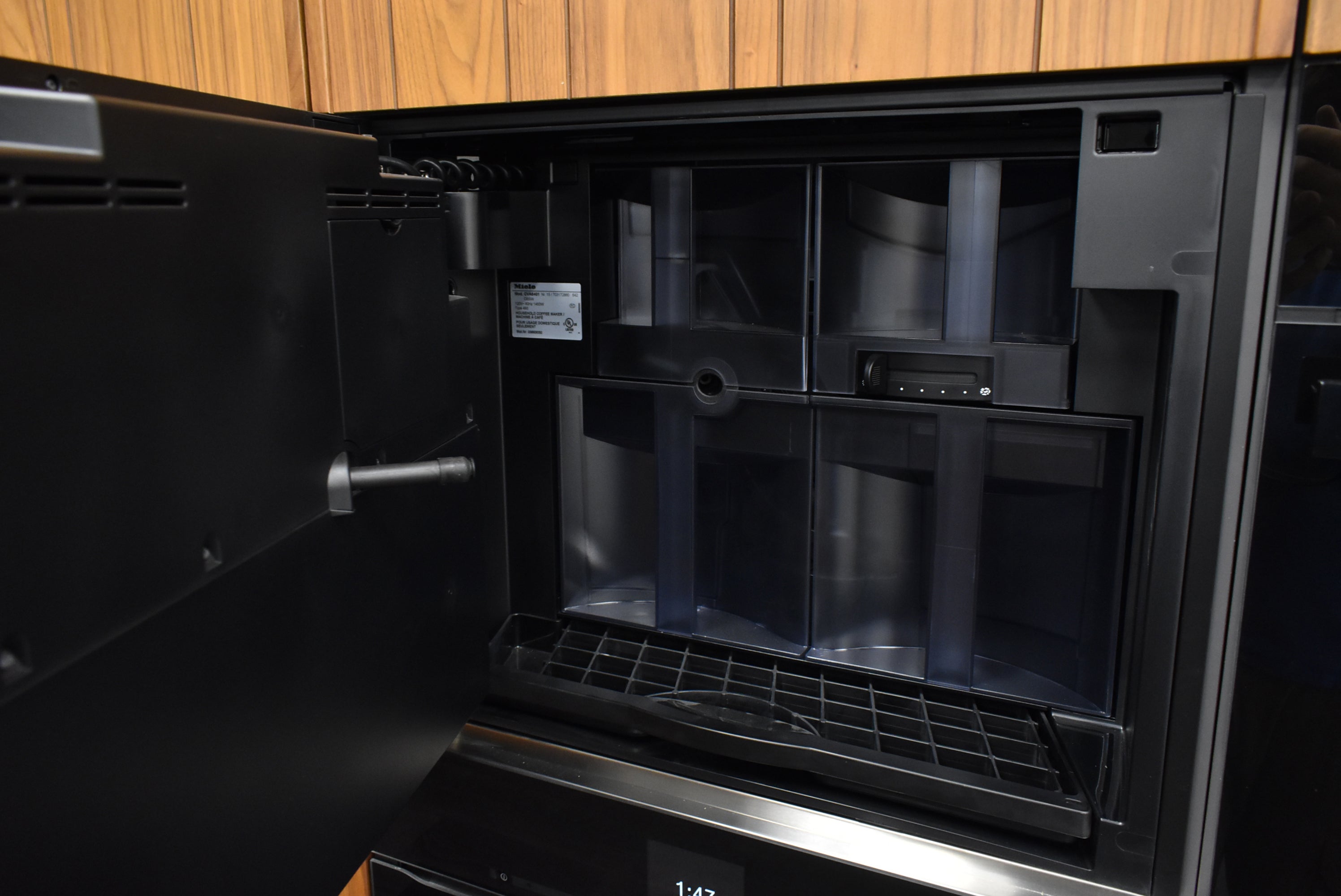 Composit Lounge Oak Transitional Showroom Display Kitchen