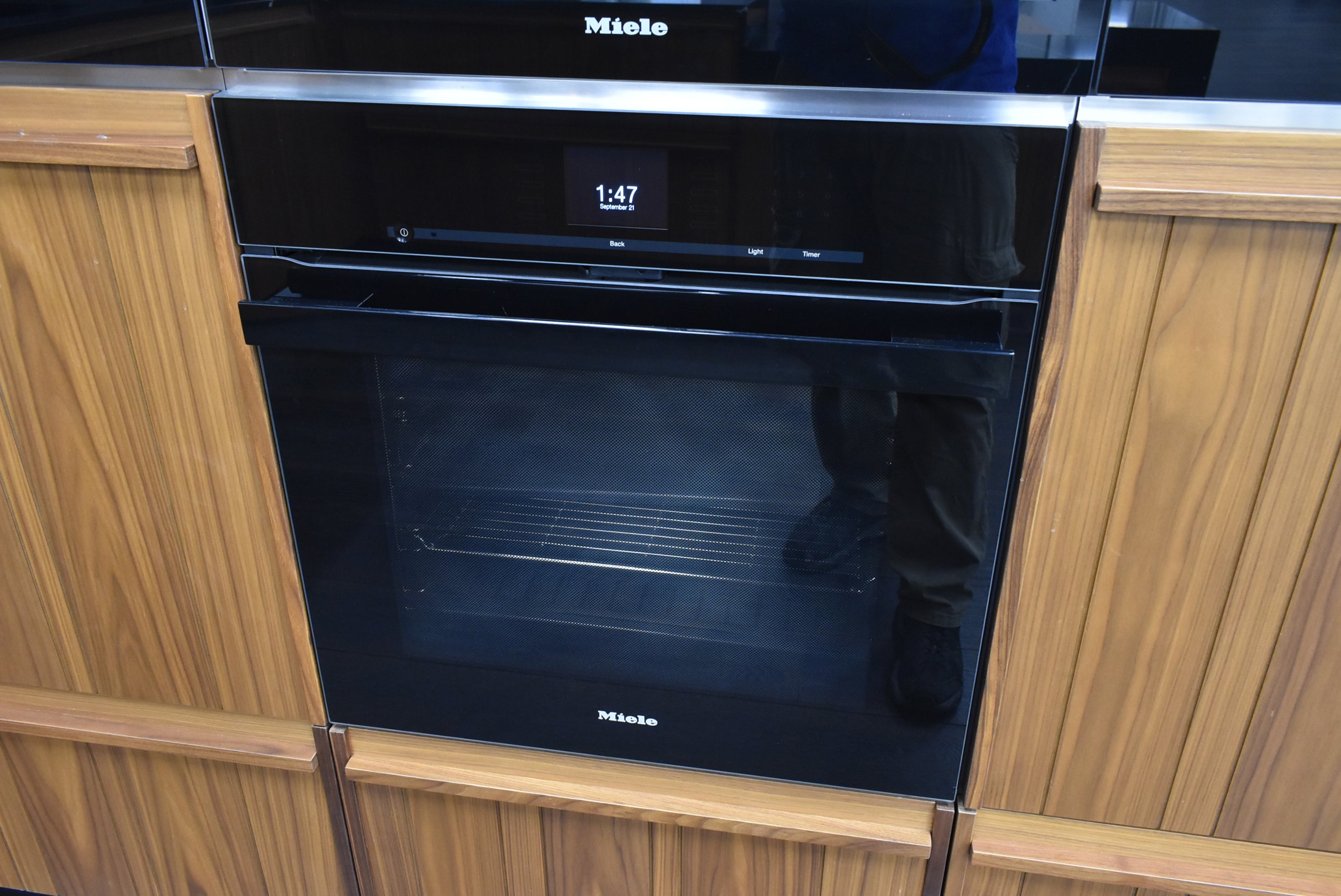 Composit Lounge Oak Transitional Showroom Display Kitchen