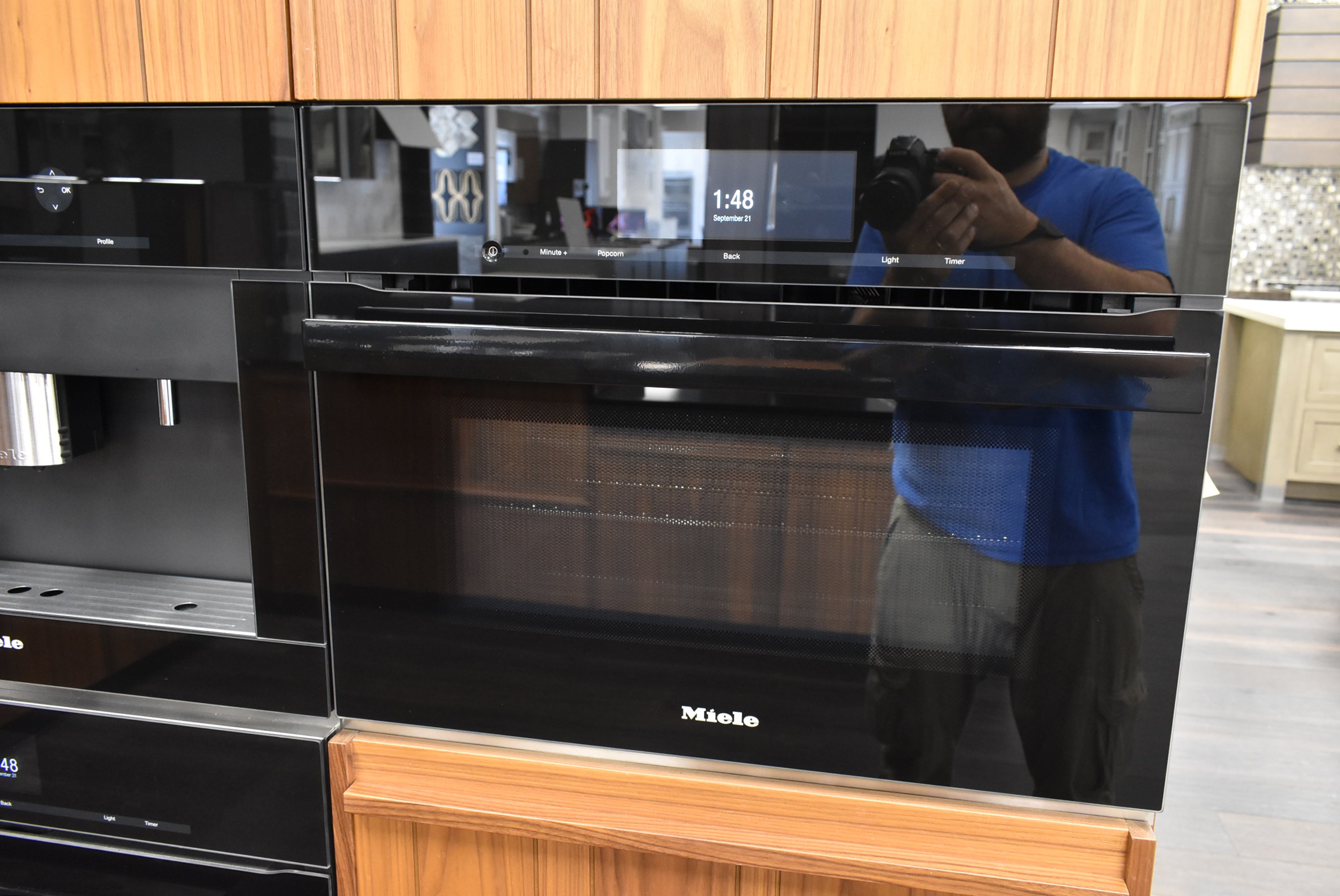 Composit Lounge Oak Transitional Showroom Display Kitchen