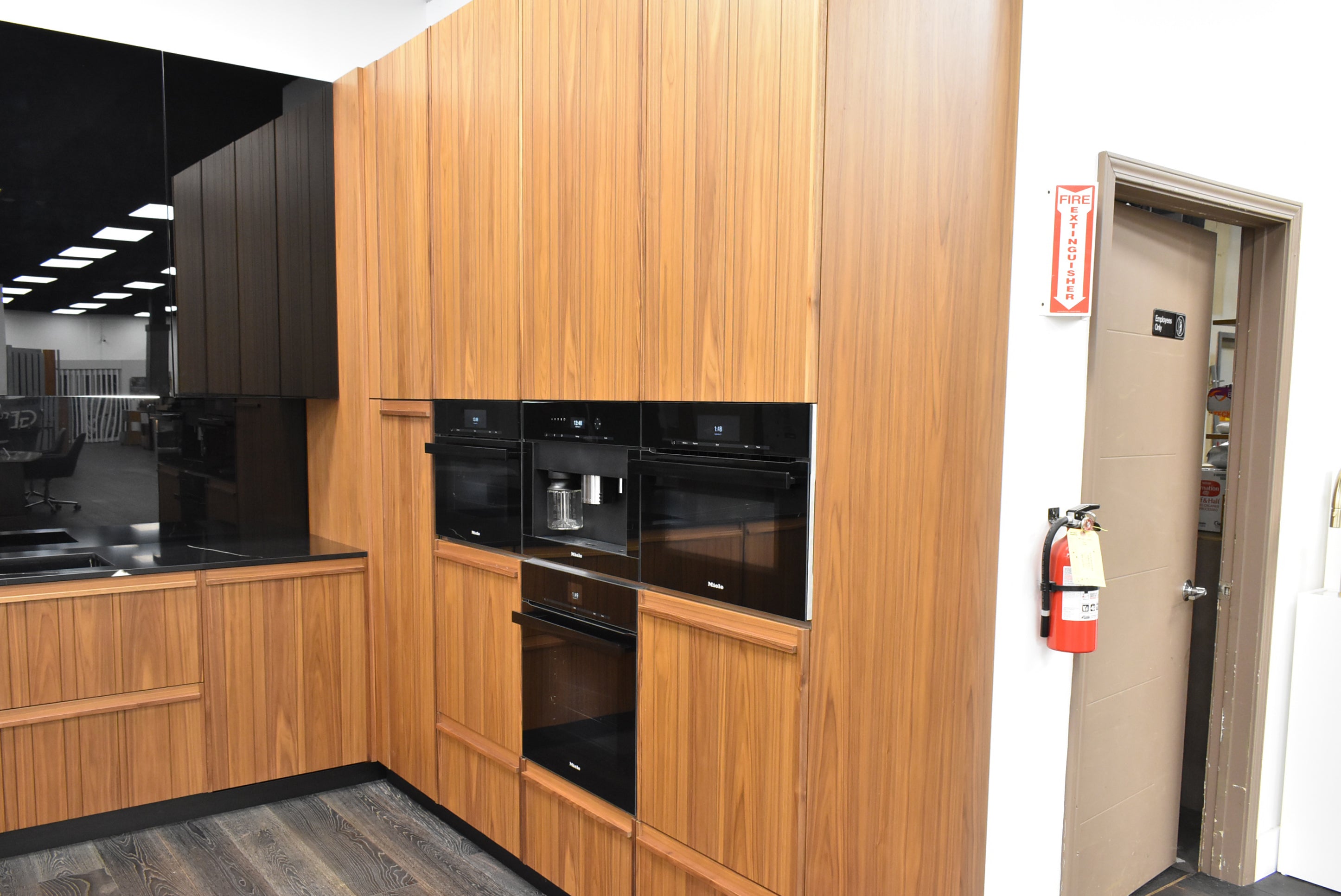 Composit Lounge Oak Transitional Showroom Display Kitchen