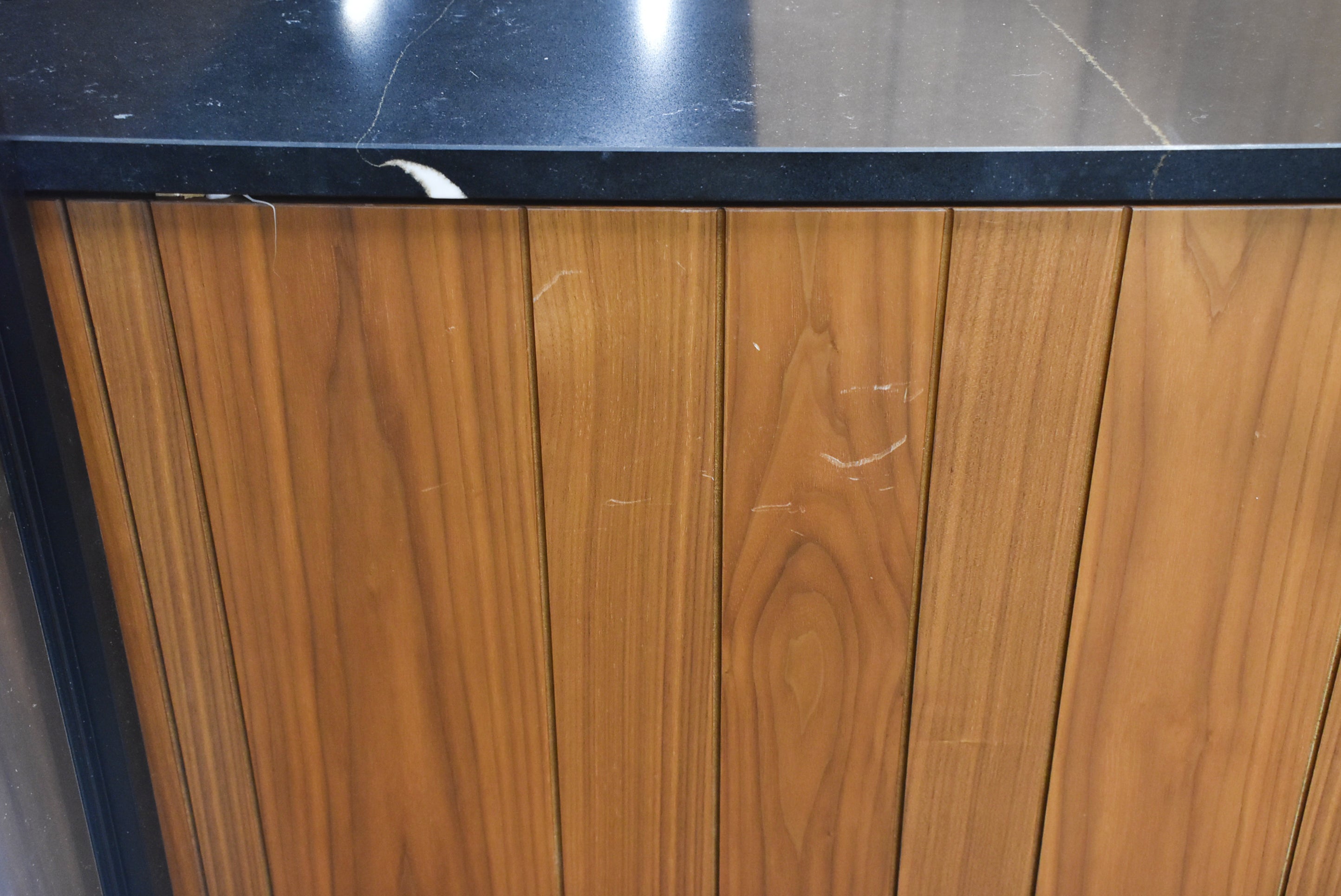 Composit Lounge Oak Transitional Showroom Display Kitchen