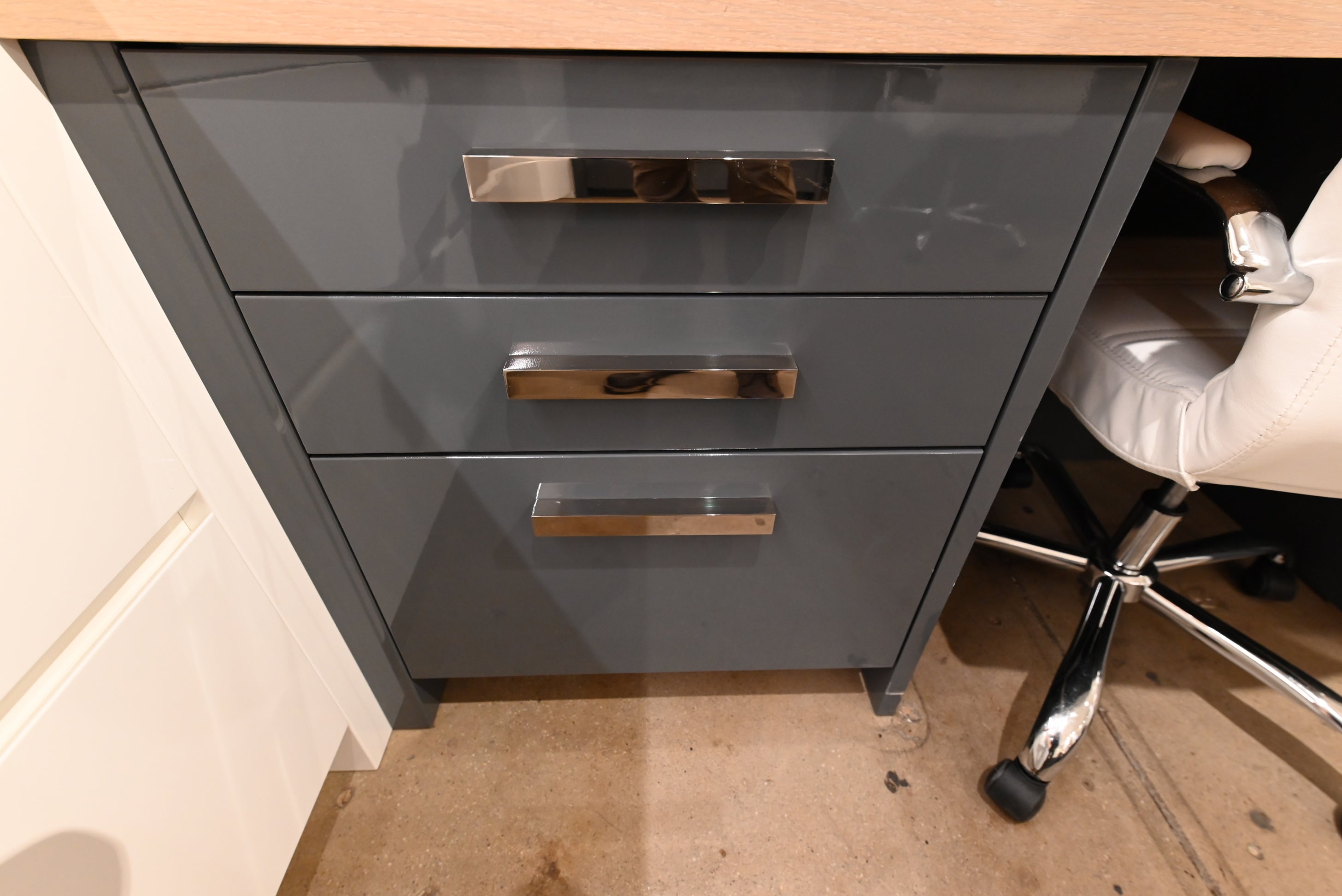 Bakes & Kropp Emerson Modern Showroom Display Desk Area