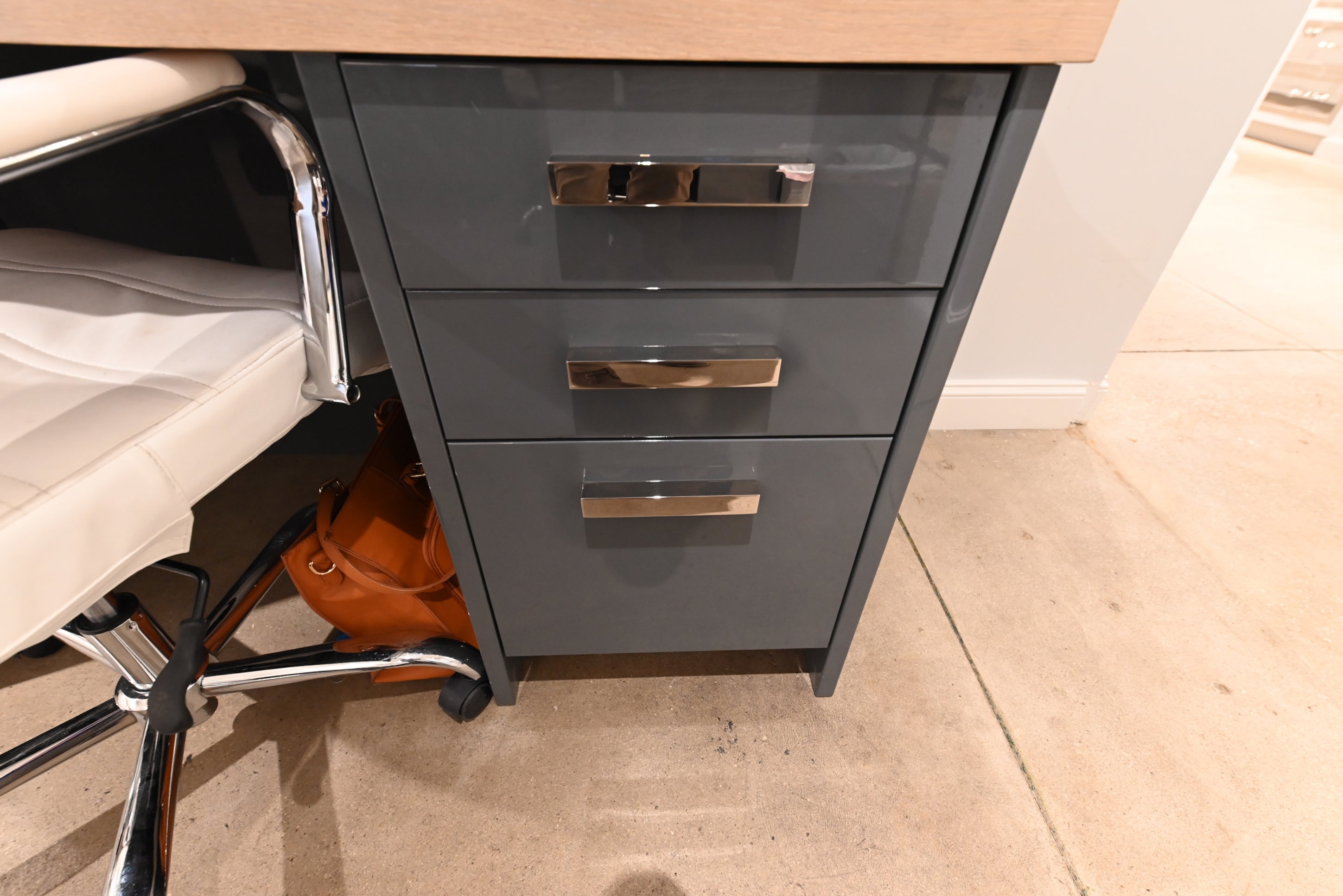 Bakes & Kropp Emerson Modern Showroom Display Desk Area