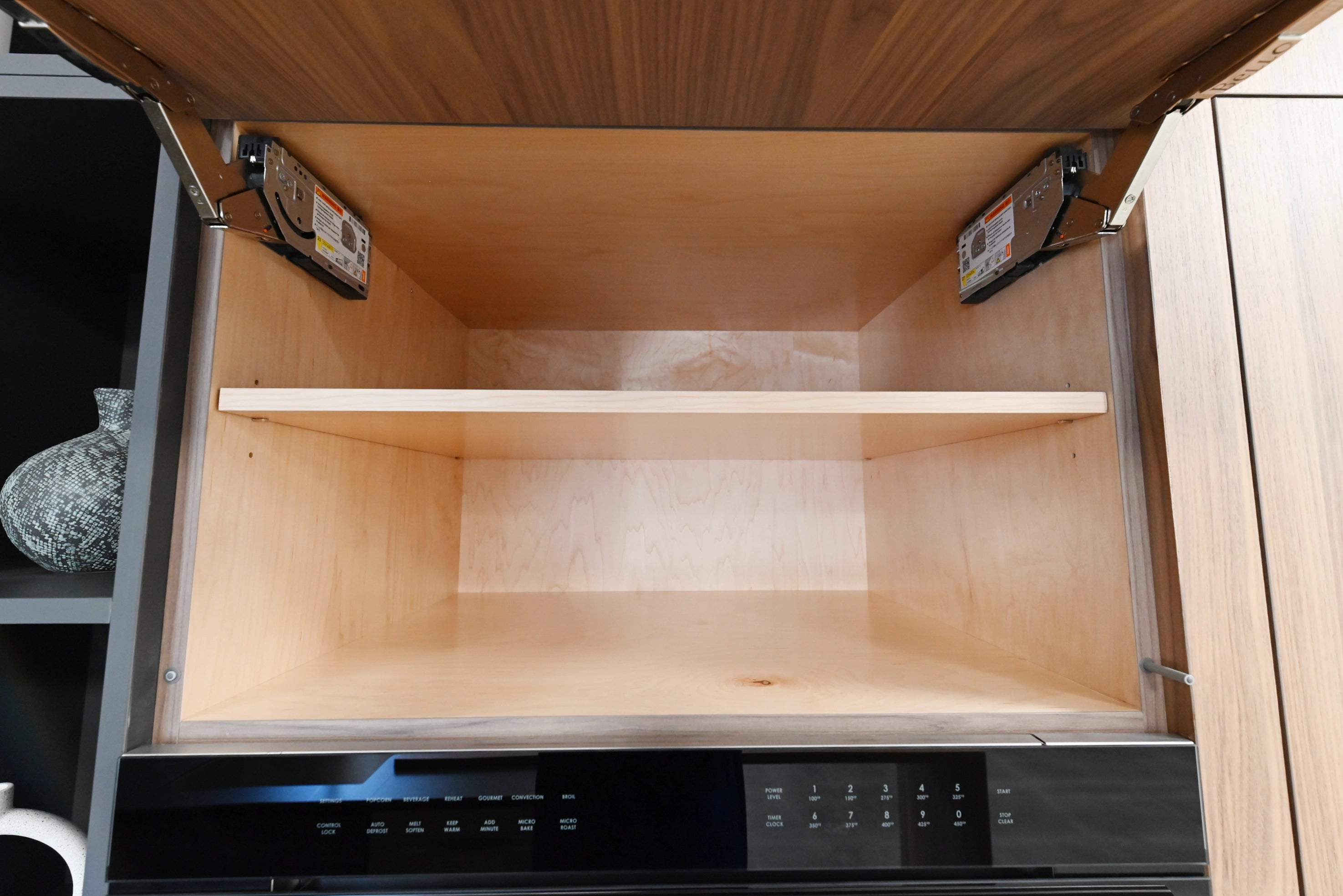 Lusso Eco-Friendly Natural Wood Modern Showroom Display Kitchen