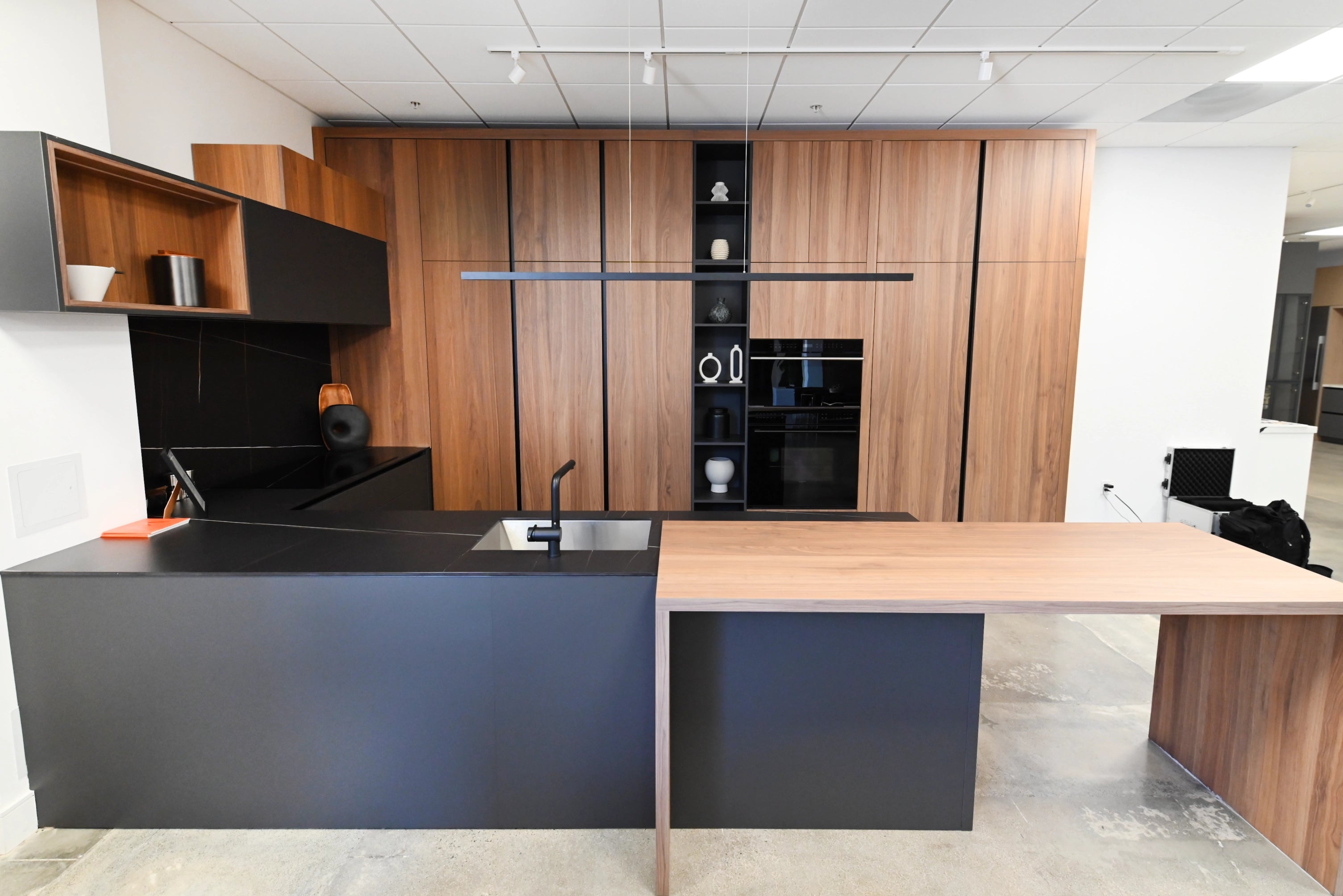 Lusso Eco-Friendly Natural Wood Modern Showroom Display Kitchen