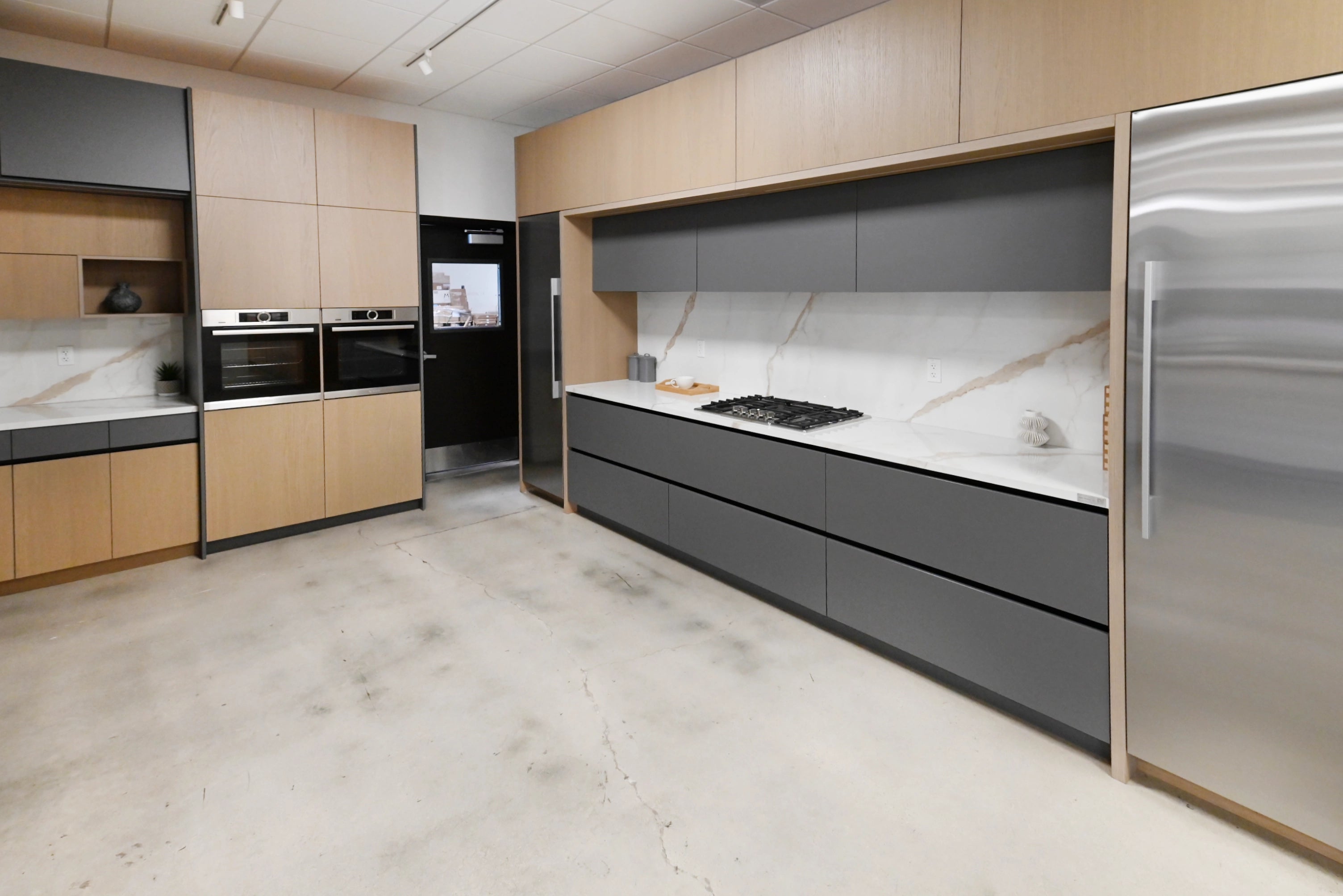 Lusso Bio-Space Glass & Wood Modern Showroom Display Kitchen
