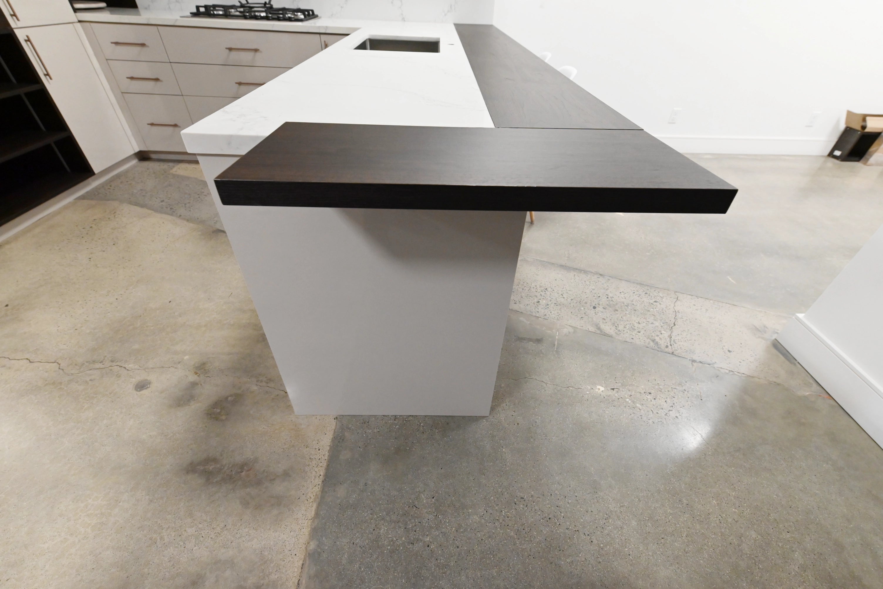 Lusso “Into White” Ultra Modern Showroom Display Kitchen