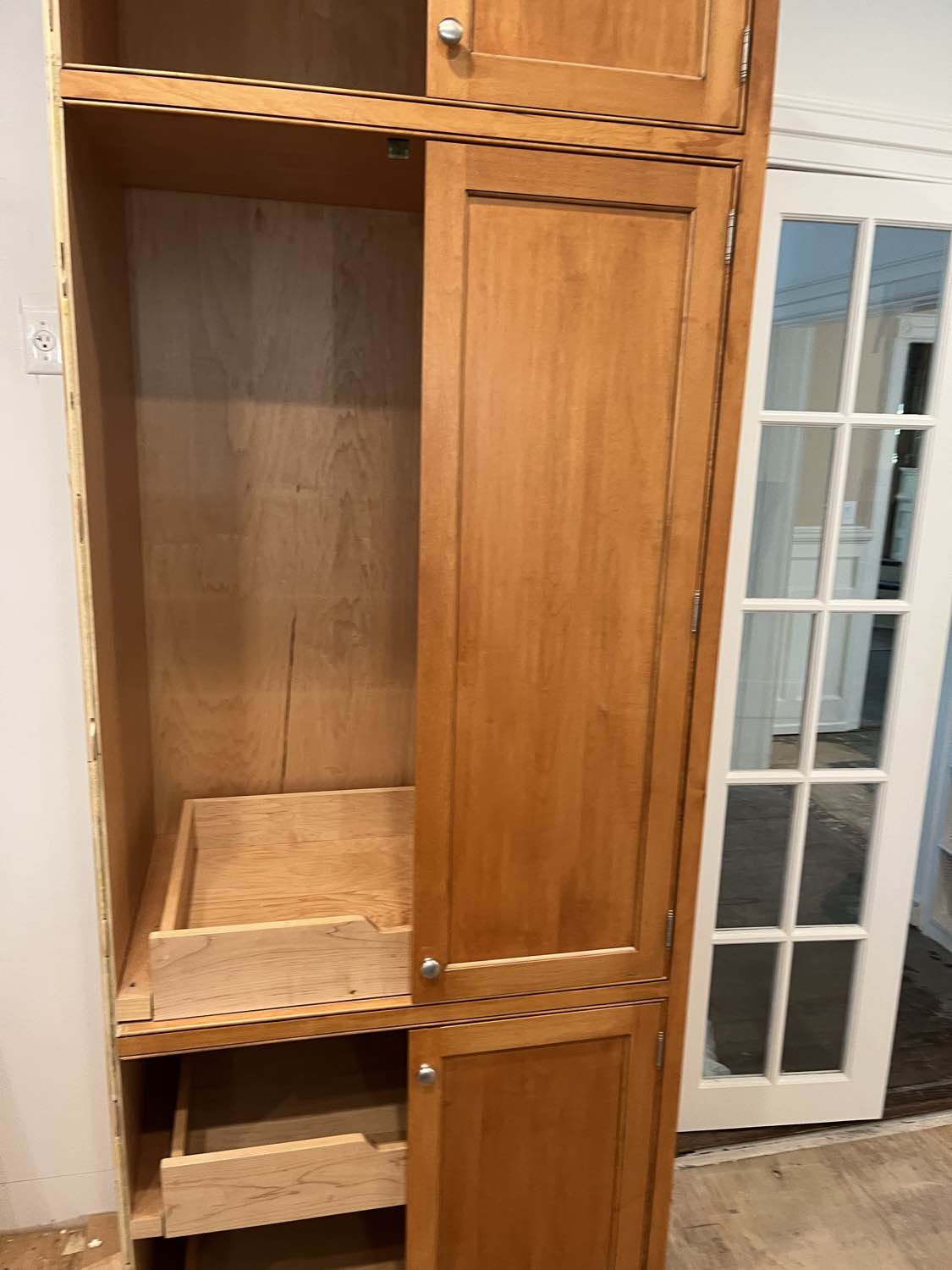 Traditional Wooden Kitchen with Granite Countertops and Complete Appliance Package