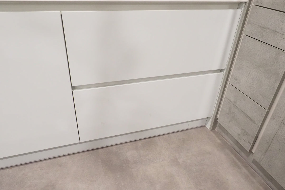 Wren Milano Modern Kitchen with Island & Appliances